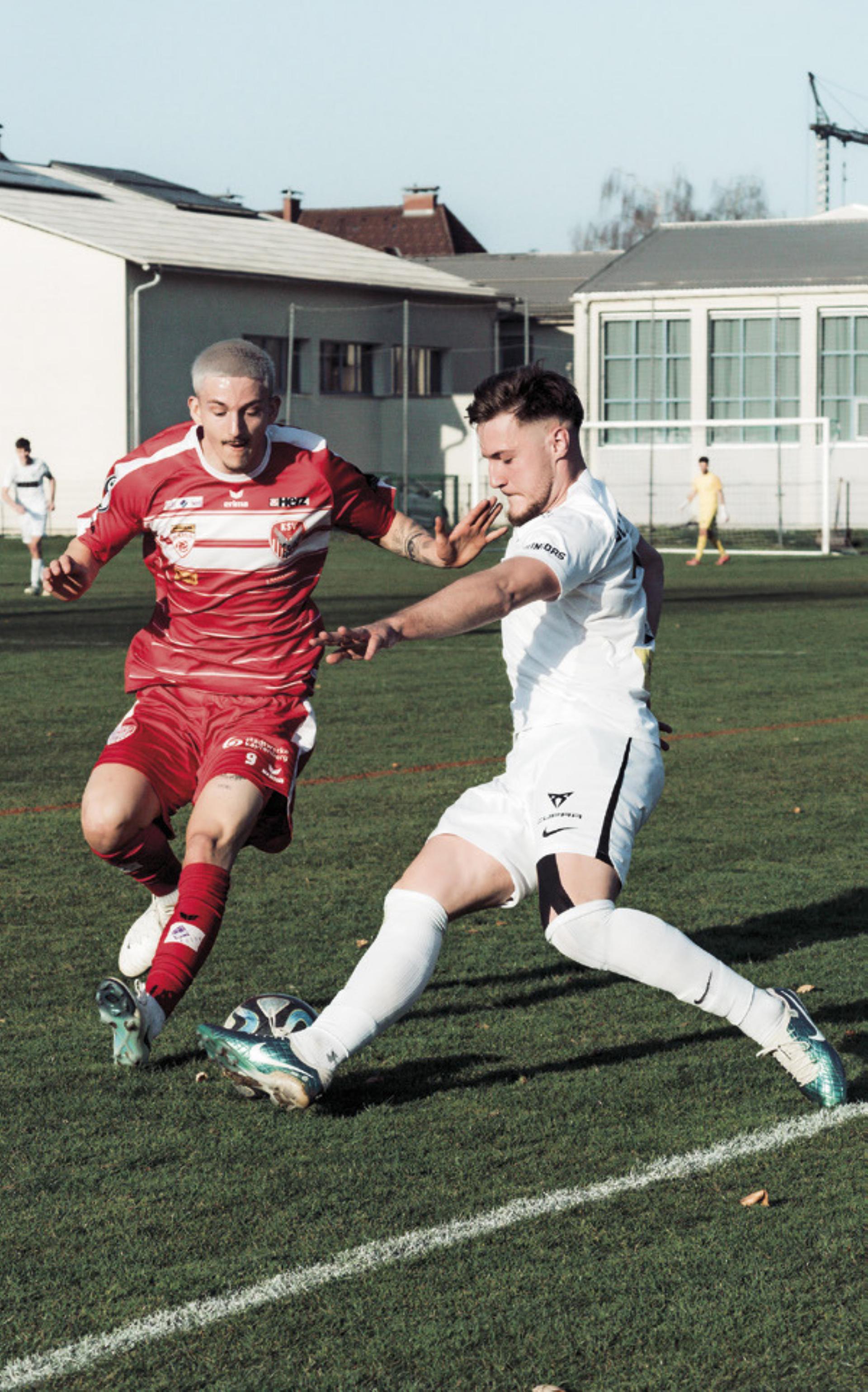SC-Liezen-Spieler Senad Buljubasic im Zweikampf mit einem Gegenspieler. Foto: Reitegger