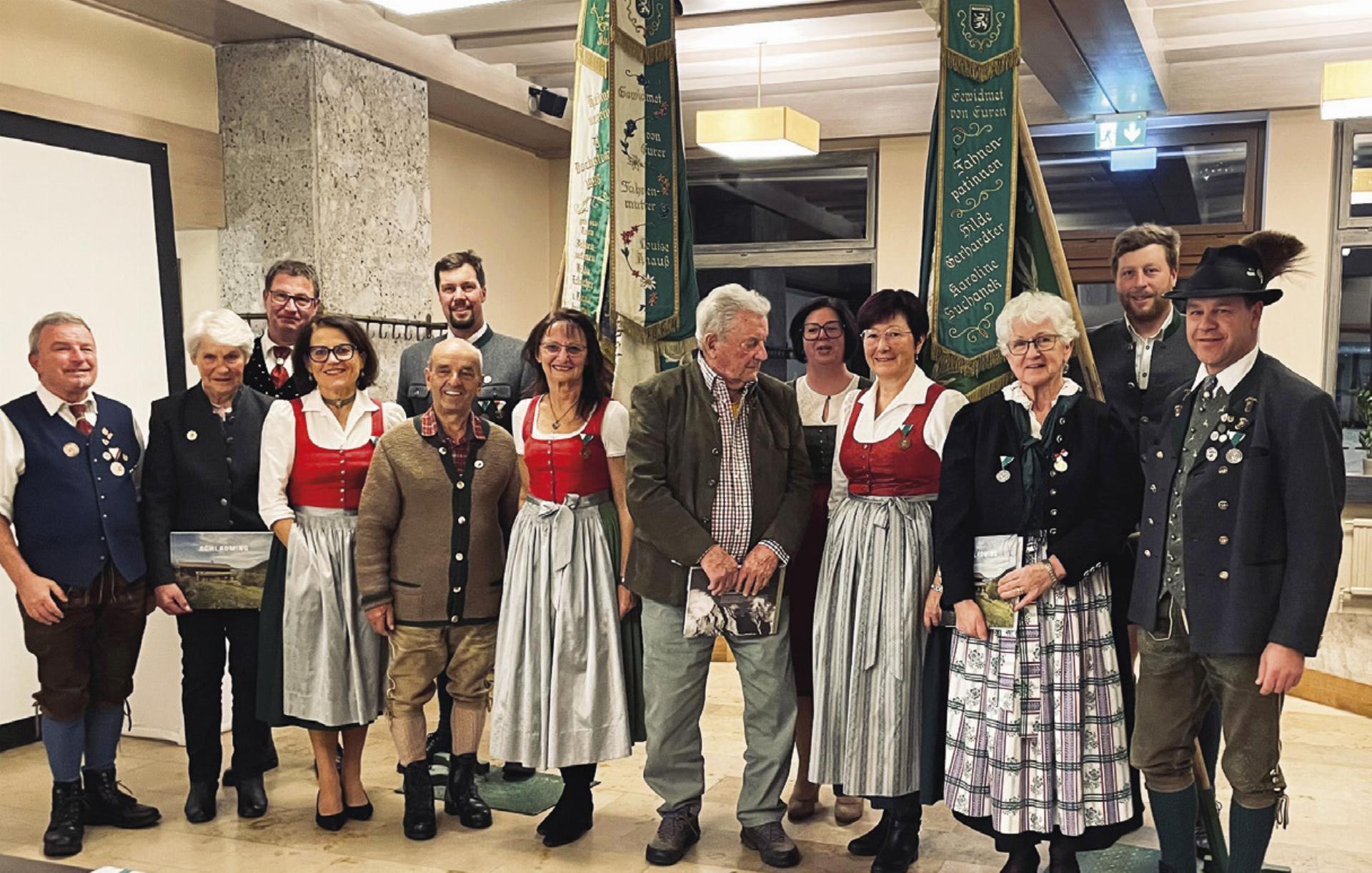 Geehrte Mitglieder mit Funktionären der Heimatvereinigungen. Foto: o.K.