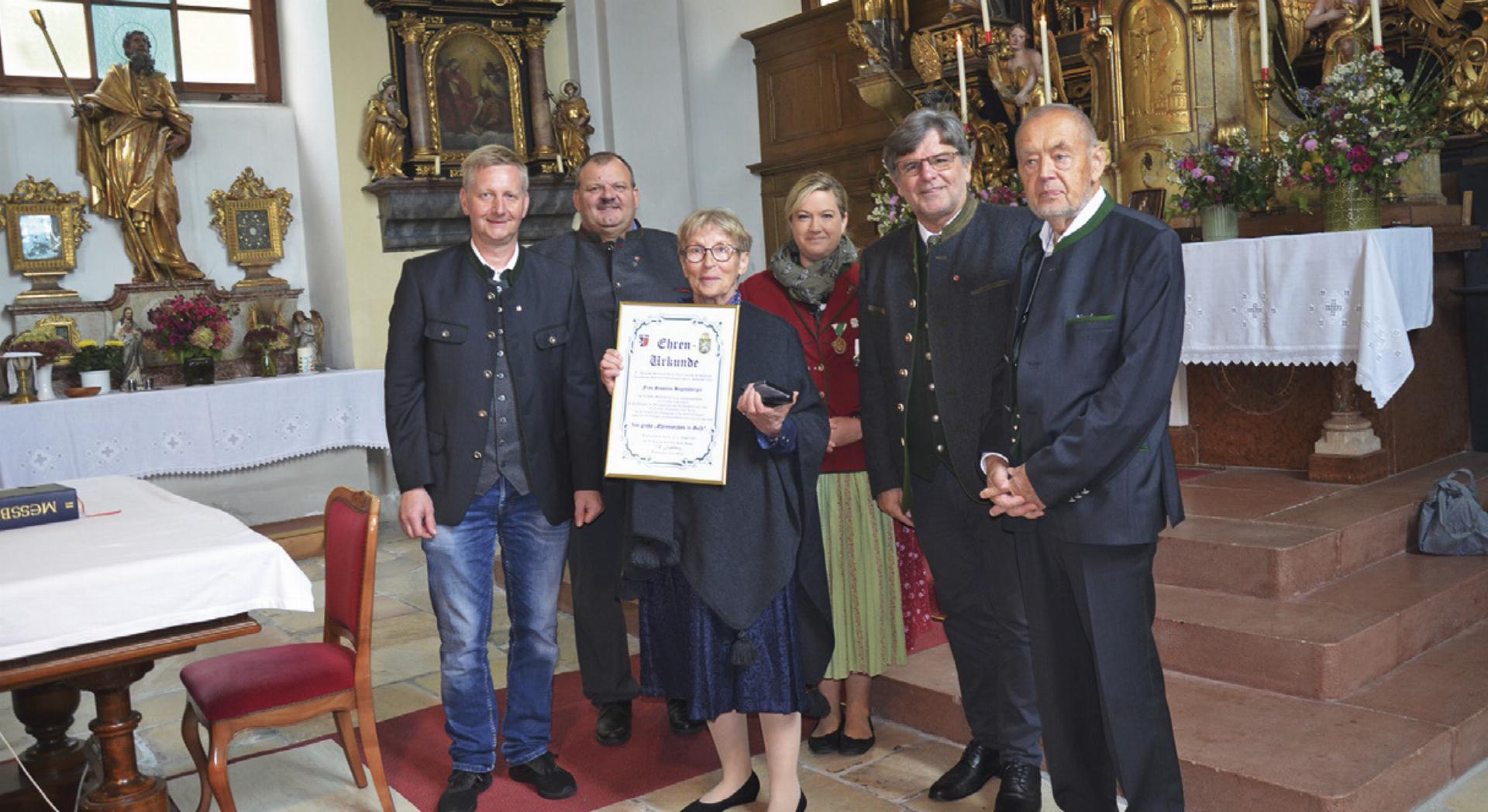 Der Gemeindevorstand überreichte Susanne Bogensberger (3.v.l.) das große Ehrenzeichen in Gold.