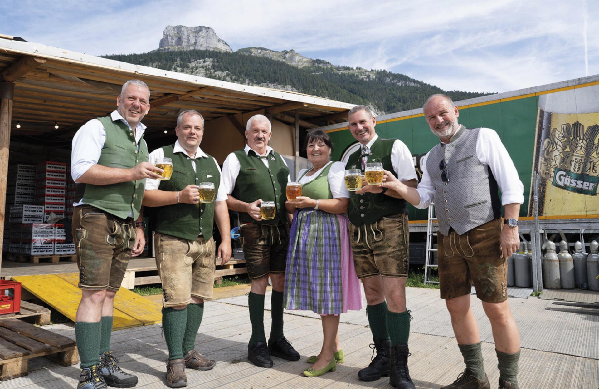 LH-Stv. Manuela Khom mit dem Kommando der Freiwilligen Feuerwehr Altaussee und Bgm. Gerald Loitzl sowie Bierzeltchef Christian Fischer (links). Foto: Land Steiermark