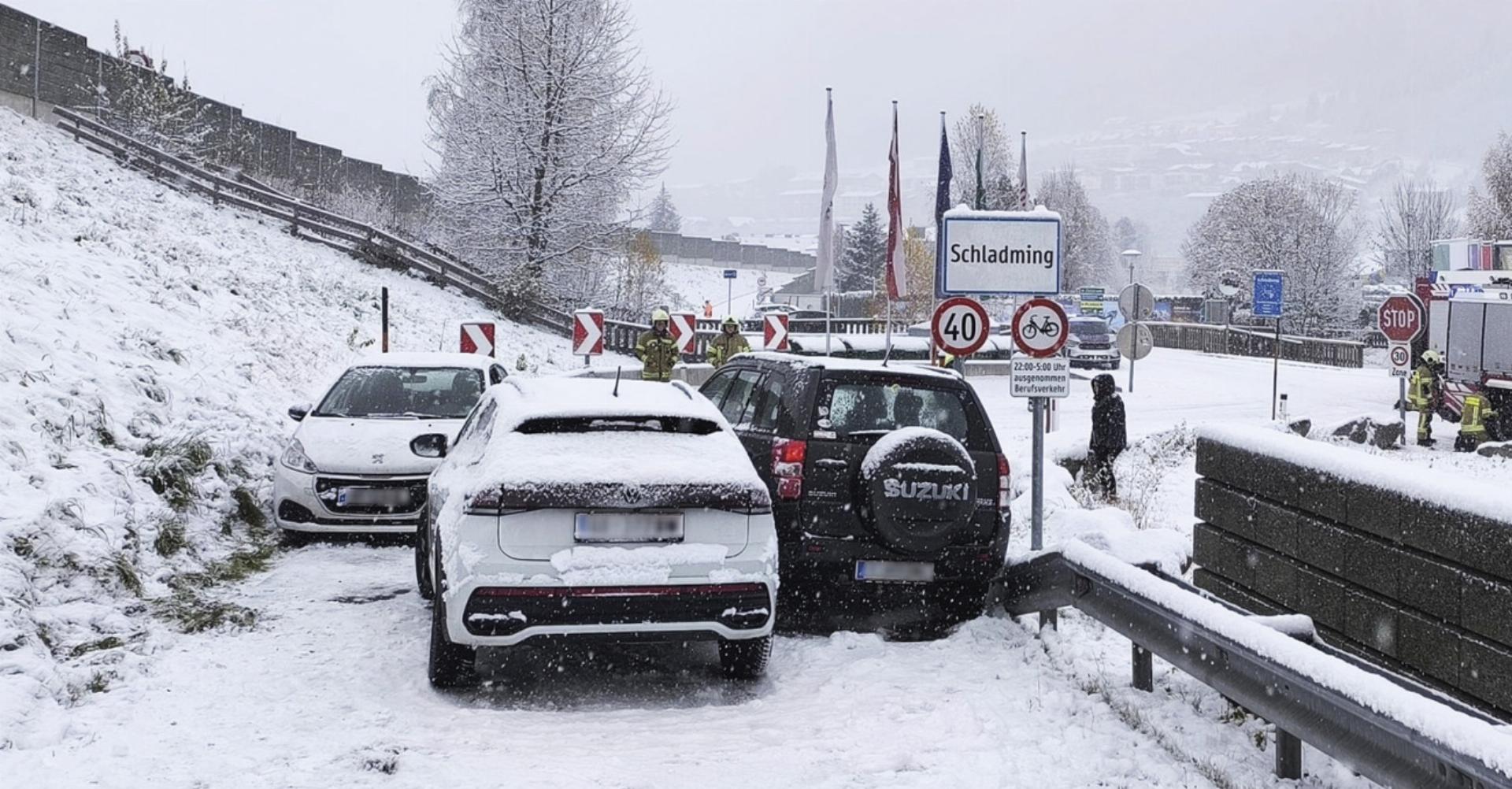 Eisglätte führte auf der B 320 bei Schladming zur Kollisionen dreier Pkw. Foto: FF Gröbming