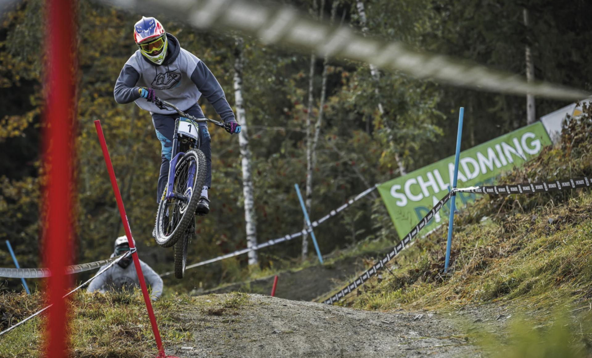 Anspruchsvolle Stufen, Sprünge und wurzelige Waldpassagen: Die legendäre Worldcup-Downhill-Strecke verlangt den jungen Athleten einiges ab. Foto: Sebastian Gruber