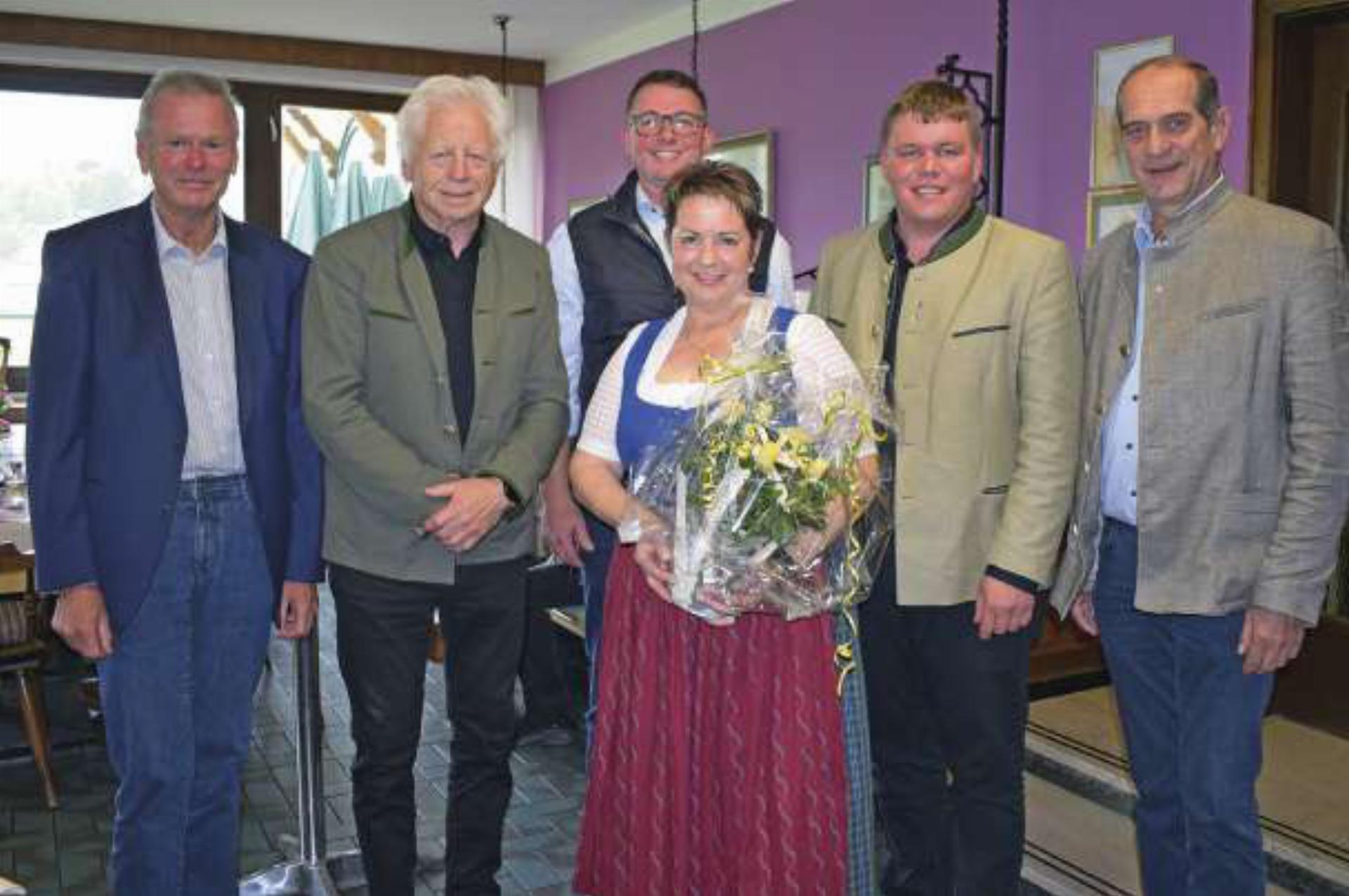 Gemeindevertreter aus Aigen und Irdning-Donnersbachtal gratulierten Obfrau Renate Schink zum Jubiläum des Lebensnetzes Aigen/Irdning-Donnersbachtal. Foto: Tritscher