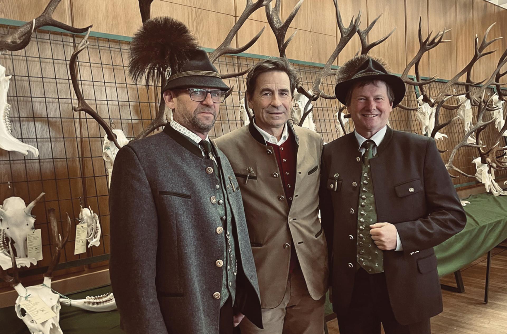 Bezirksjägermeister Hans Trinker, Präsident Franz Meran und Obmann Günther Anichhofer (v.l.). Foto: Pitzer - Das Bild wird blockiert. – Möglicherweise durch einen aktiven Adblocker.