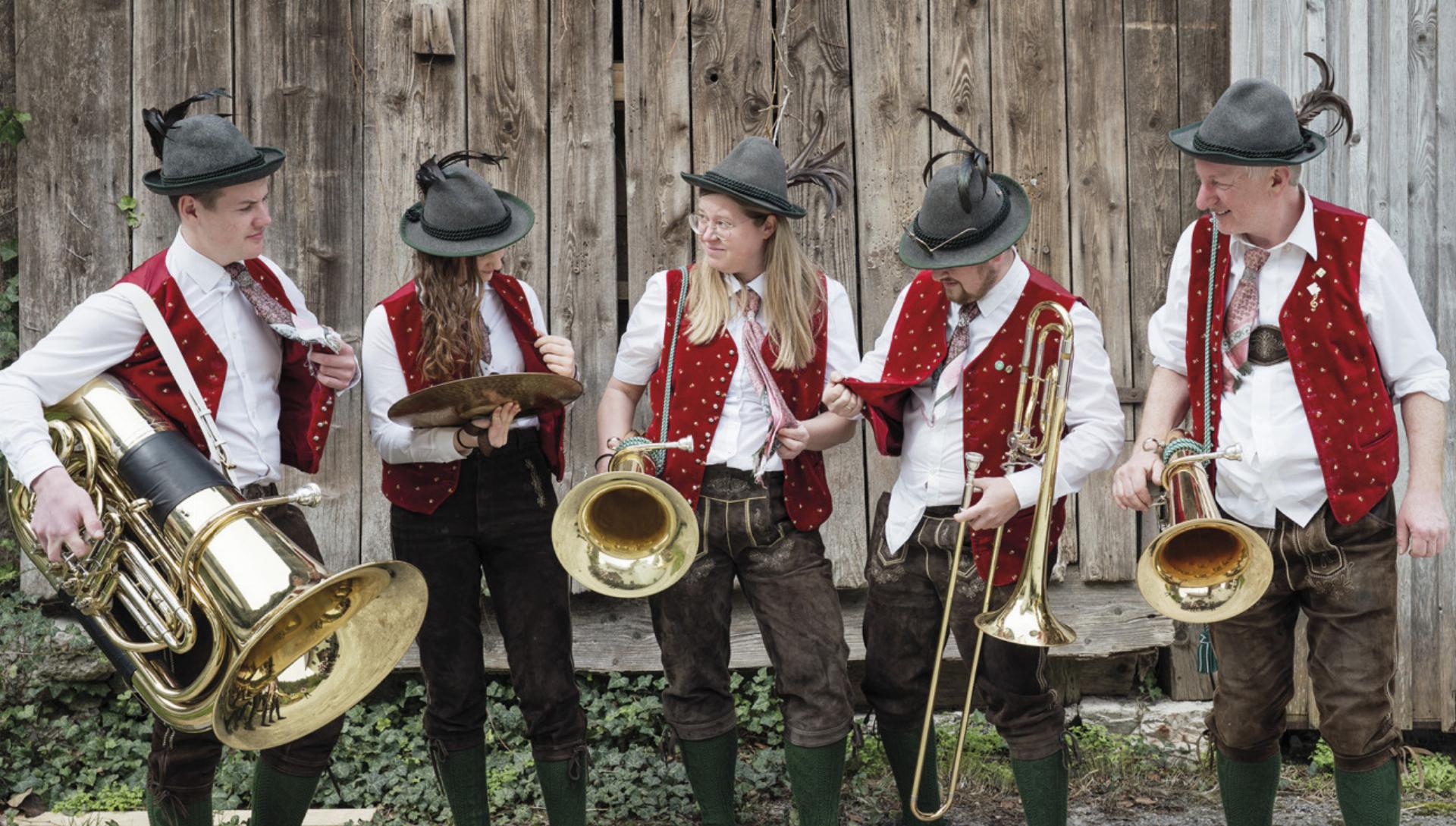 In die Jahre gekommen: Die Tracht des Musikvereins Kleinreifling. Beim Dämmerschoppen präsentierten die Musiker ihr Crowdfunding-Projekt und durfte sich über große Unterstützung freuen.

Foto: Diana Bachler