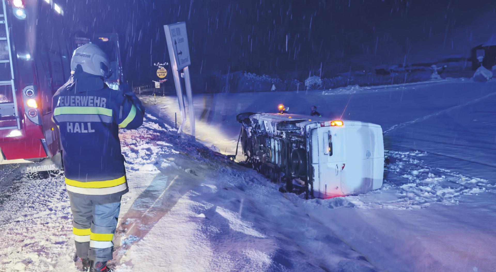 Auf der B 146 bei Admont kam ein Fahrzeug von der Straße ab. Foto: FF-Hall/LM d.V. Ing. Byörn Tschinkl - Das Bild wird blockiert. – Möglicherweise durch einen aktiven Adblocker.
