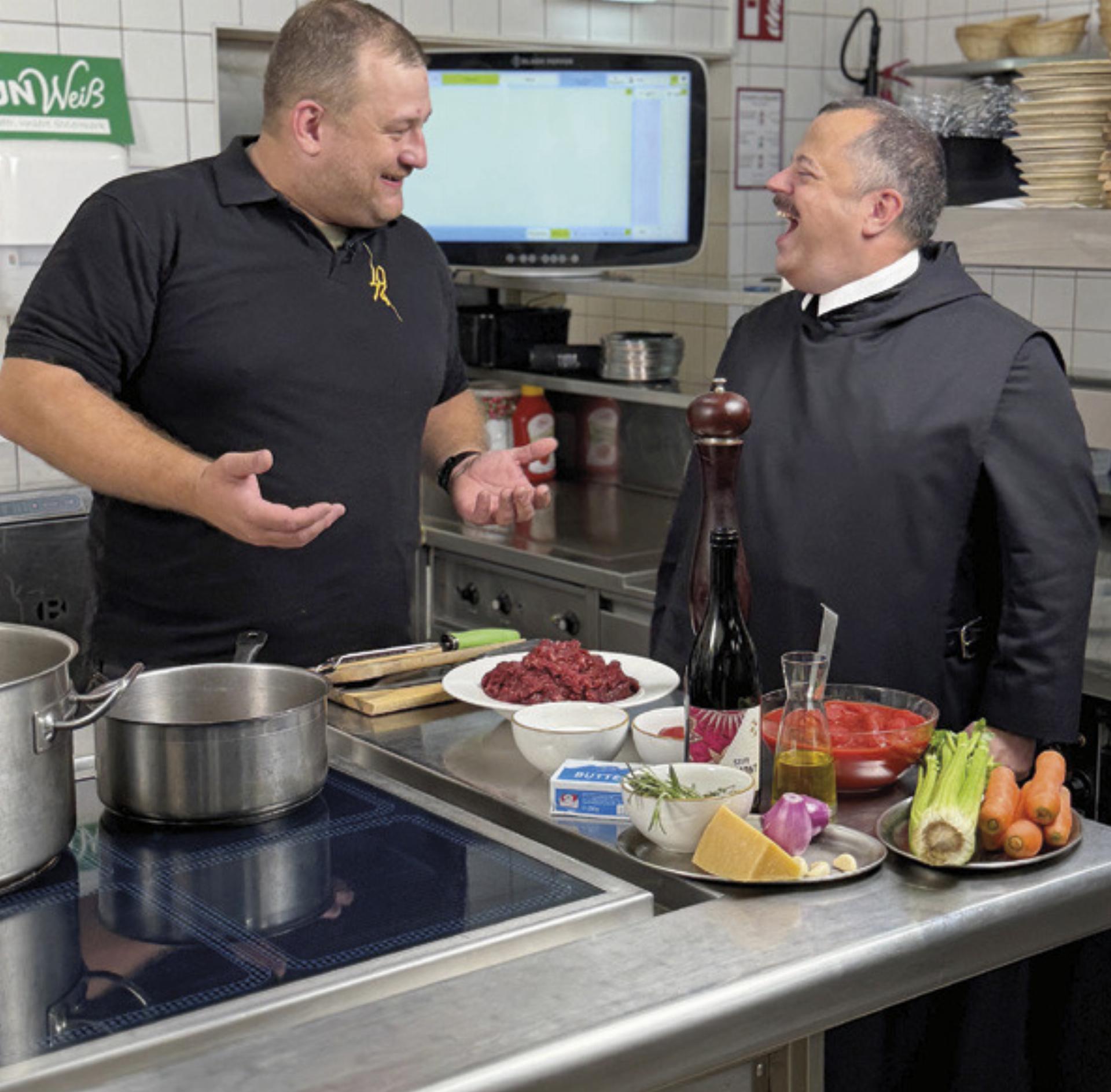 Küchenchef Ulli Matlschweiger steht im Zentrum von „Ulli kocht“, doch auch Stift Admonts Mönche wirken mit Begeisterung mit.