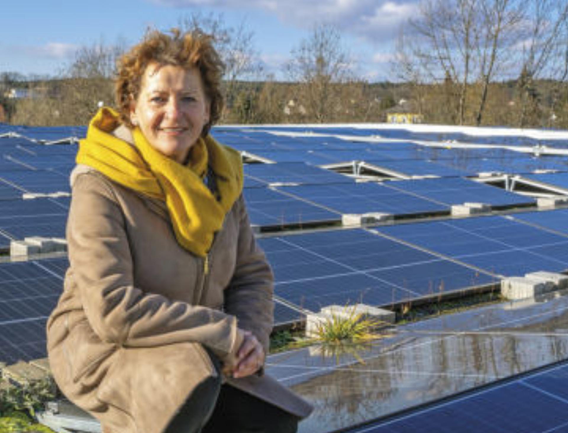 Der Ausbau von erneuerbarer Energie auf bereits versiegelten Flächen biete großes Potenzial, sagt Umweltlandesrätin Ursula Lackner. Das Land Steiermark fördert anfallende Mehrkosten. Foto: Land Steiermark/Samec