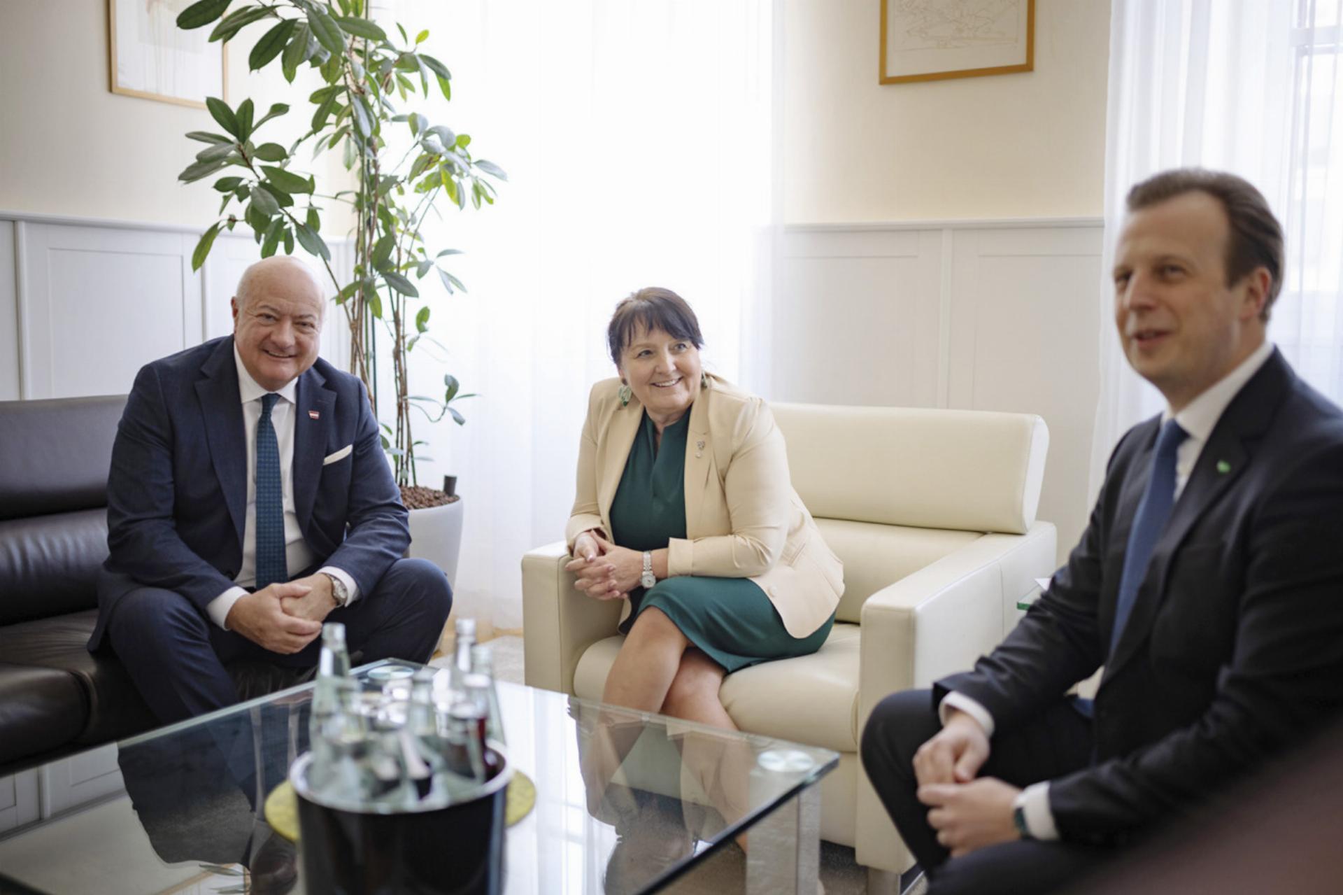 Bundeskanzler Christian Stocker, Landesparteiobfrau LH-Stv. Manuela Khom und Gesundheitslandesrat Karlheinz Kornhäusl. Foto: Jakob Glaser