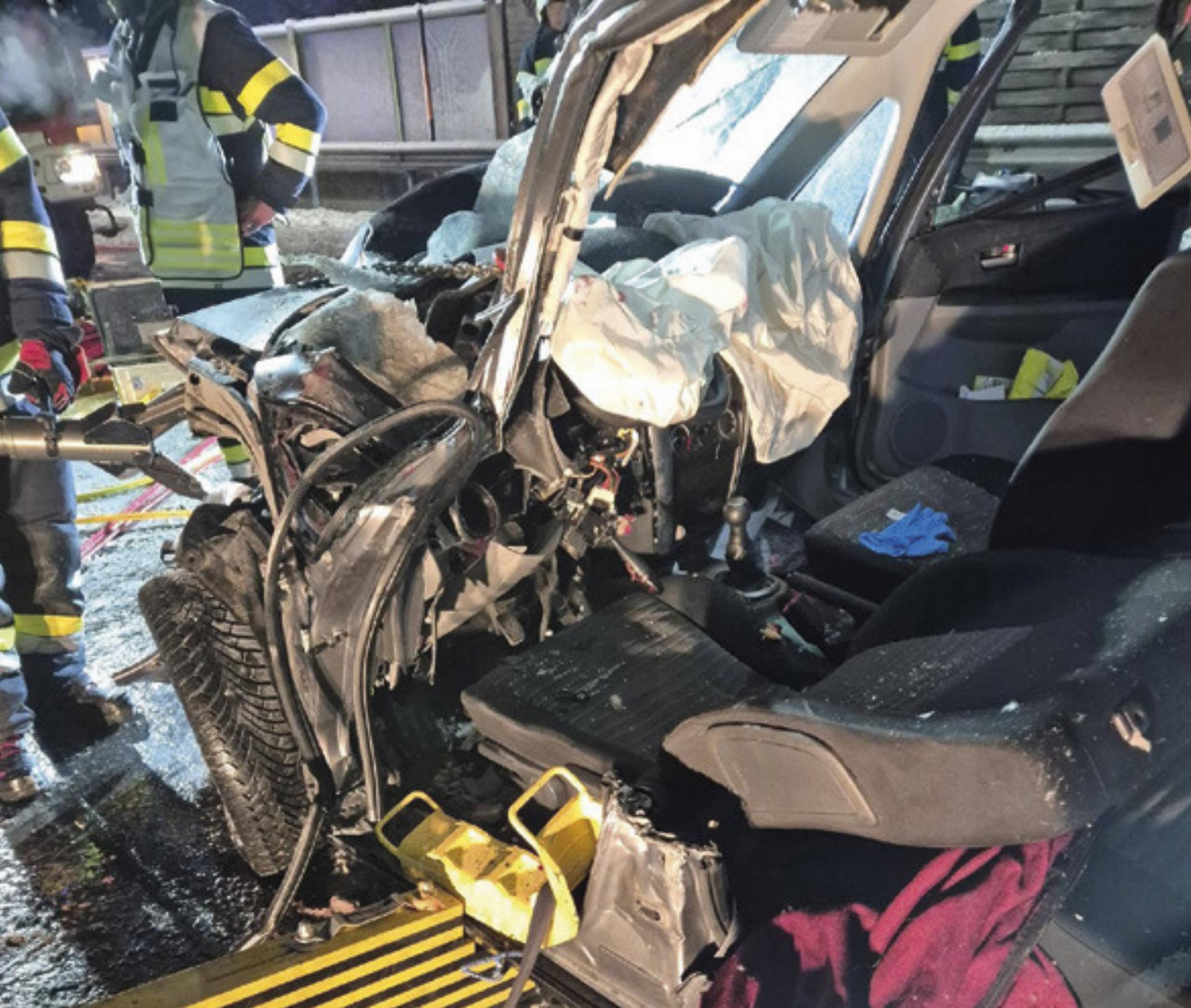 Auf der B 320 bei Wörschach kam es zu einem Zusammenstoß zwischen einem Pkw und einem Lkw. - Das Bild wird blockiert. – Möglicherweise durch einen aktiven Adblocker.