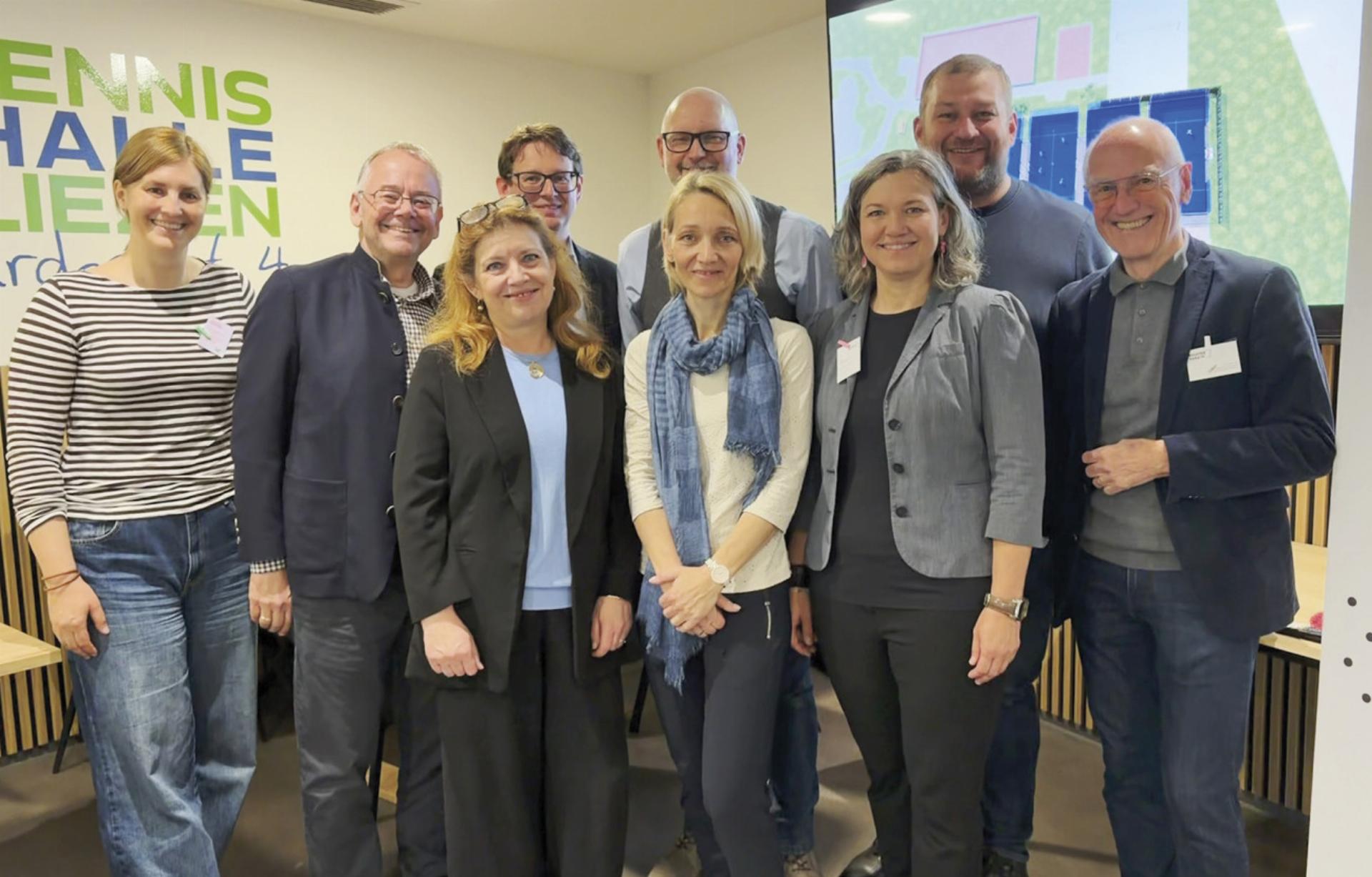 Kommunalpolitiker und Wirtschaftstreibende trafen sich in der Tennishalle Liezen zum Austausch. Foto: RML - Das Bild wird blockiert. – Möglicherweise durch einen aktiven Adblocker.