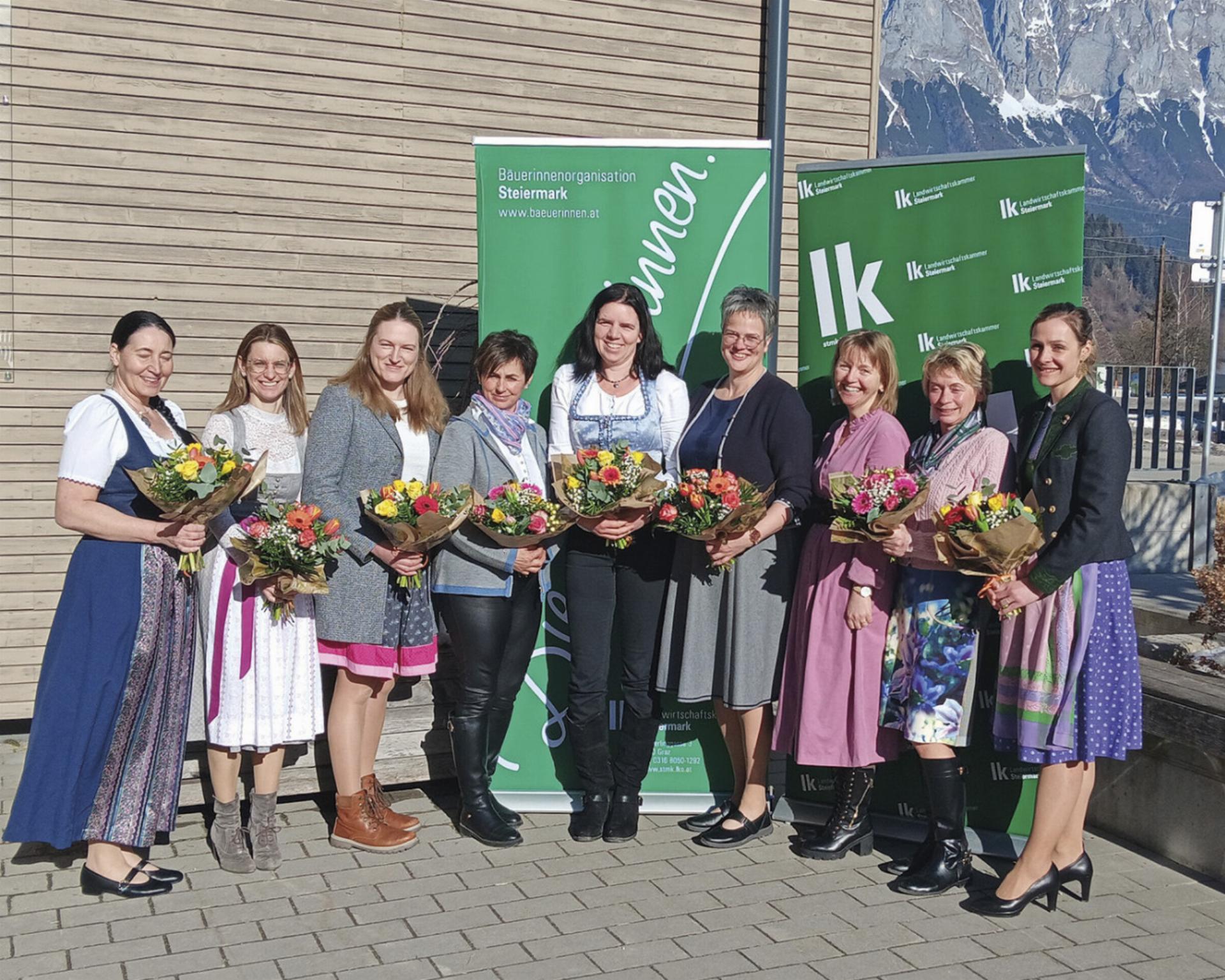 Setzt sich weiter für die Bäuerinnen im Bezirk Liezen ein: Viktoria Brandner (4.v.r.) aus der Gemeinde Sölk.

Foto: LK Stmk - Das Bild wird blockiert. – Möglicherweise durch einen aktiven Adblocker.