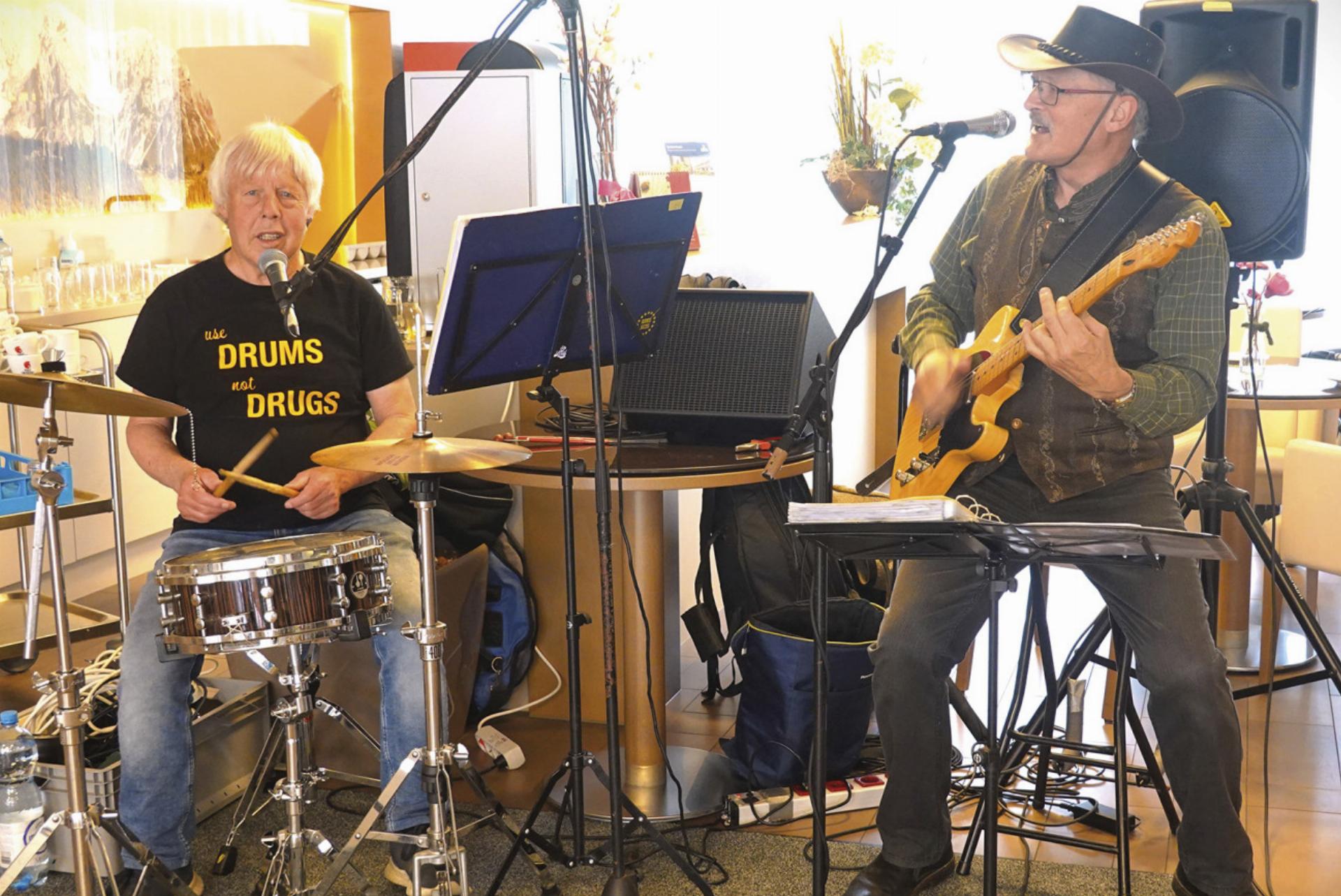Franz Lux und Volkmar Fölß sind „Zeitlos“ und bringen seit zwei Jahren musikalische Abwechslung in Pflegeheime. Foto: o.K.