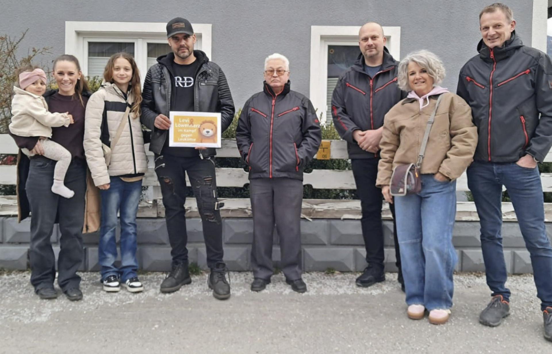 Die Glöckler von St. Lorenzen und eine Wirtschaftstreibende aus Trieben sammelten für ein schwerkrankes Kind. Foto: o.K. - Das Bild wird blockiert. – Möglicherweise durch einen aktiven Adblocker.