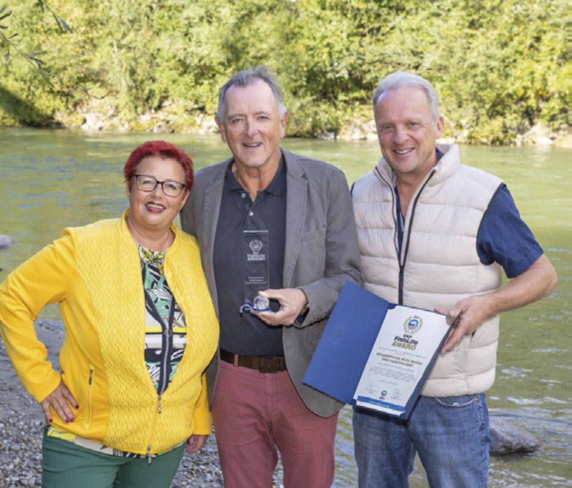 Obmann Franz Zefferer (Mitte) nimmt den Fishlife Award von Sonja Behr und Heinz Heistinger vom ÖKF entgegen. Foto: Martin Huber