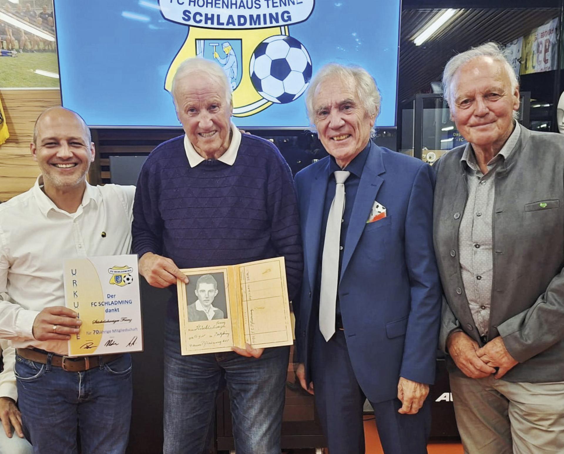 Anlässlich seiner 70-jährigen Mitgliedschaft brachte Franz Stückelschweiger seinen ersten Spielerpass mit. Von links: Präsident Roland Kahr, Franz Stückelschweiger, Francis Sciaronne (StFV), Johann Hörzer (ASVÖ). Foto: FCS
