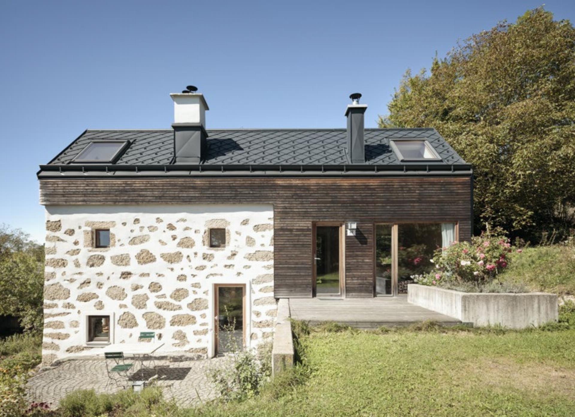 Alte Gebäude lassen sich mittels zeitgemäßer Architektur aufwerten, zeigt Caroline Rodlauer in ihrem Buch. Zudem spart es Boden und Ressourcen. Foto: Kurt Kuball