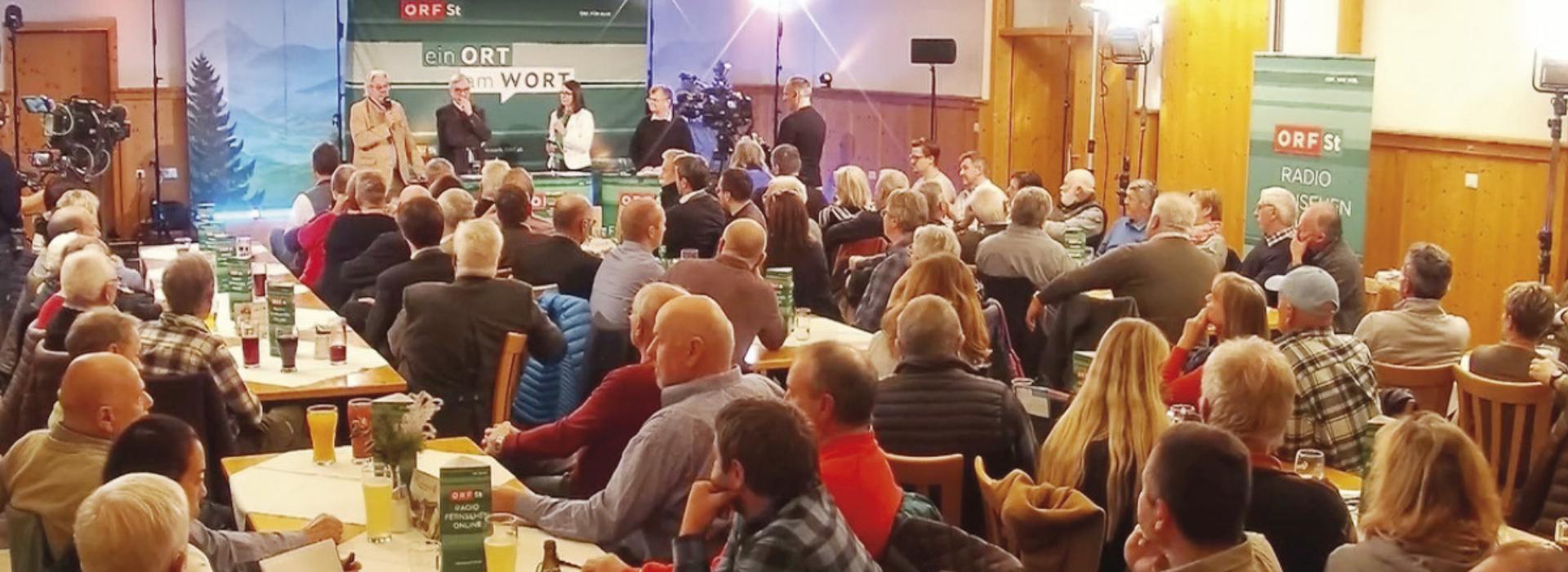 Die Diskussion in Aigen lockte zahlreiche Bürger an. Foto: Tritscher