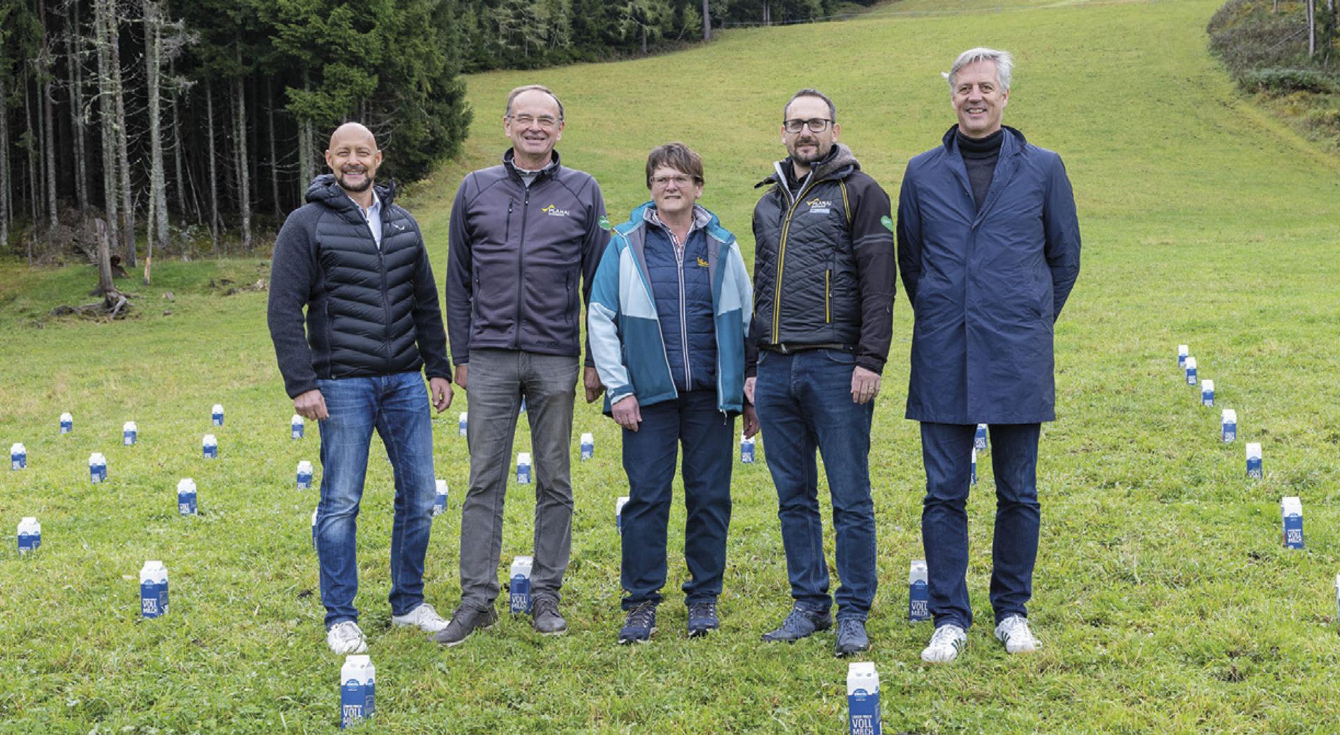 Hannes Royer (Land schafft Leben), Georg Bliem (GF Planai-Hochwurzen-Bahnen), Ilse Schwarzkogler (Wieslechalm), Markus Zeiringer (Marketingleiter Planai-Hochwurzen-Bahnen) und Harald Steinlechner (GF Ennstal Milch). Foto: Harald Steiner