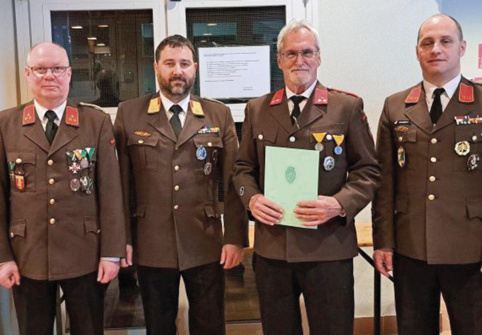 HFM Robert Grader von der FF Kirchenlandl erhielt eine Ehrung für 40-jährige Tätigkeit im Feuerwehrwesen. Foto: FF Kirchenlandl - Das Bild wird blockiert. – Möglicherweise durch einen aktiven Adblocker.