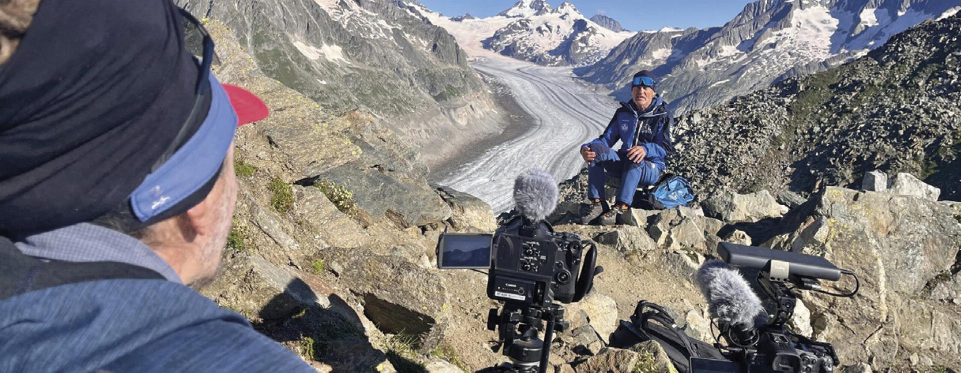 Bergführer Kilian Volken im Interview auf dem Aletschgletscher, dem größten und längsten Gletscher der Alpen. Foto: Martin Stoni - Das Bild wird blockiert. – Möglicherweise durch einen aktiven Adblocker.
