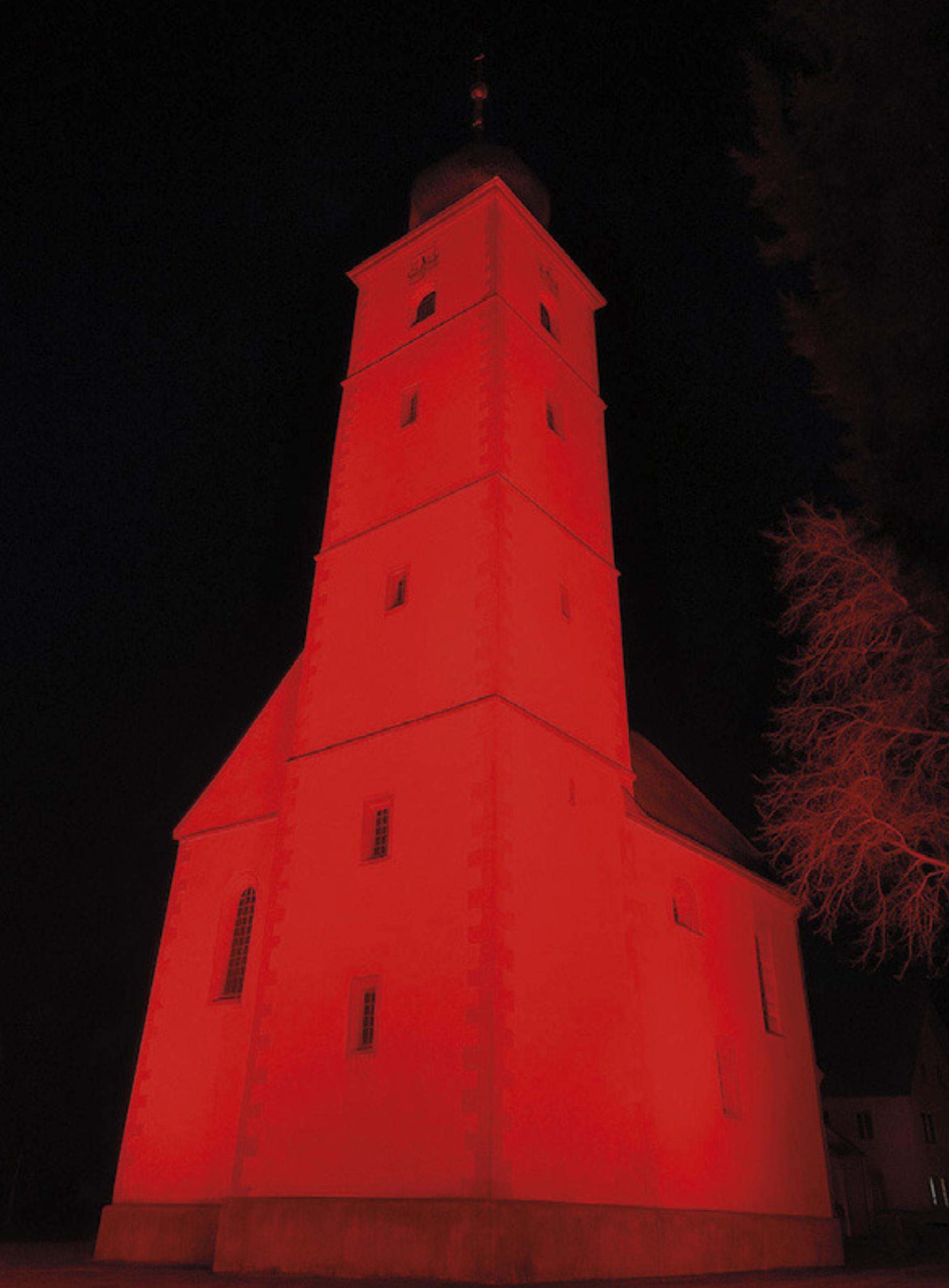 Kommende Woche wird der Kirchturm der katholischen Pfarrkirche in Gröbming mit rotem Licht beleuchtet.

Foto: o.K.