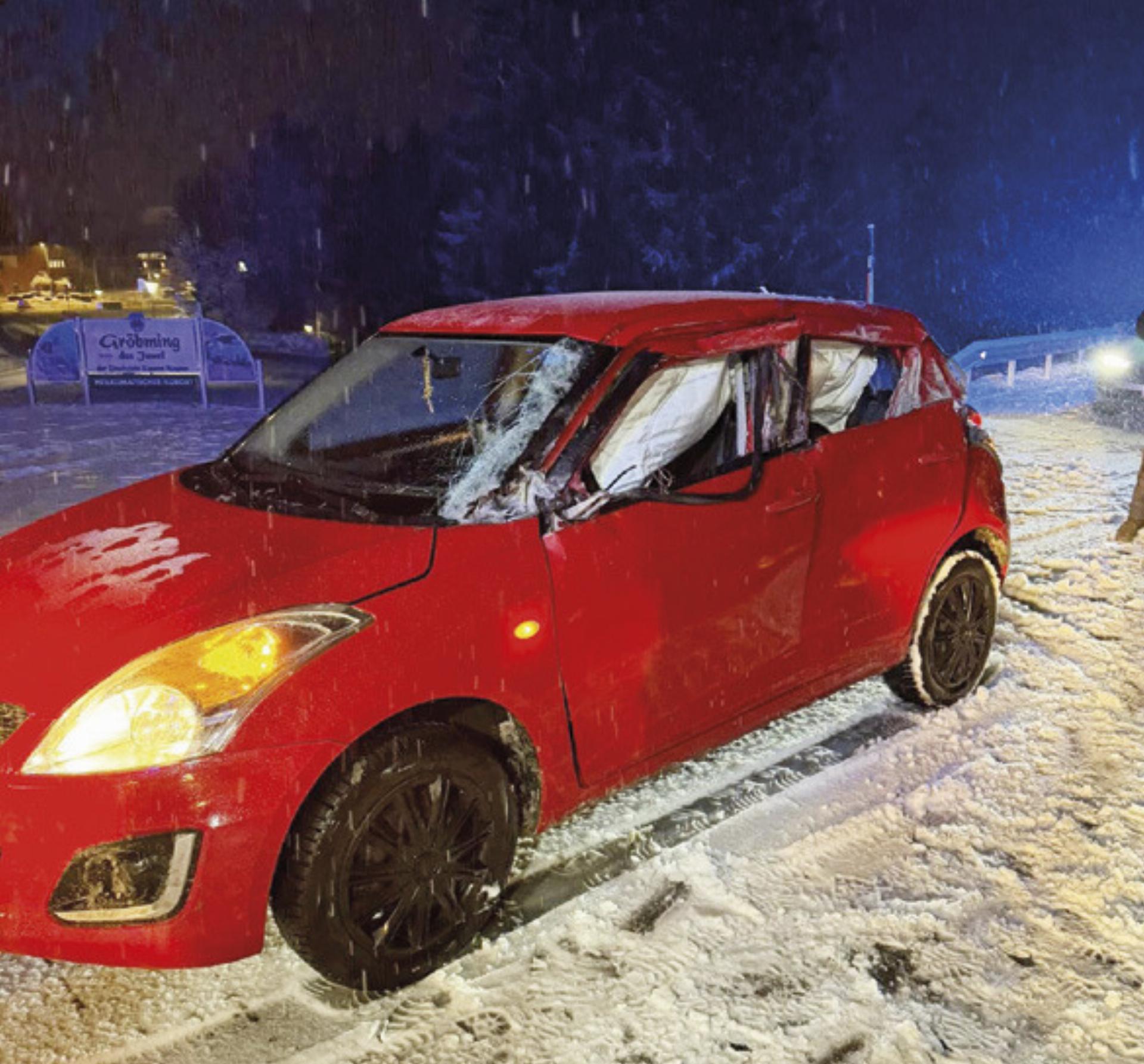 In Gröbming streifte ein Lkw einen Pkw. Foto: FF Gröbming - Das Bild wird blockiert. – Möglicherweise durch einen aktiven Adblocker.