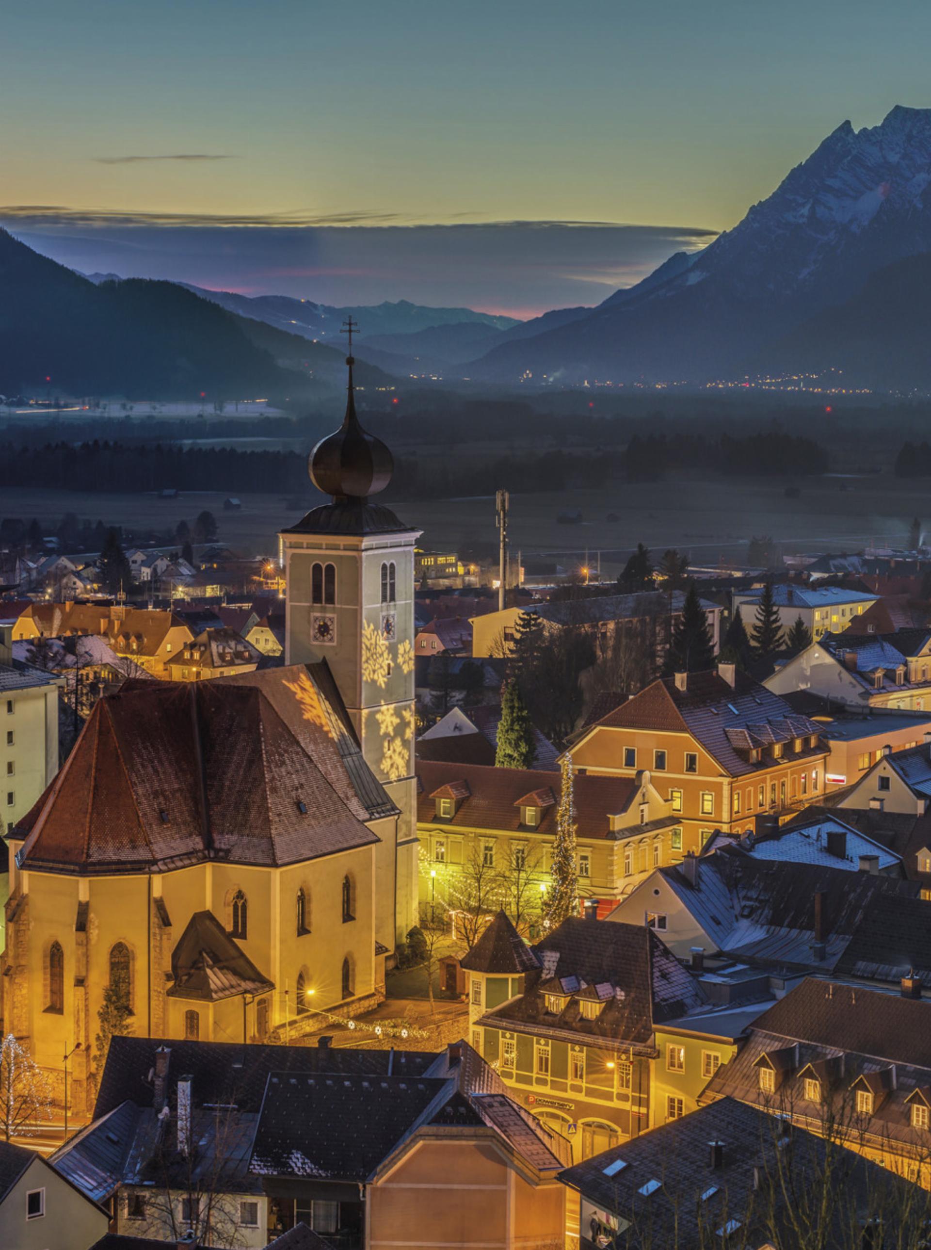 Vorweihnachtszeit in Liezen: Konzerte in Stadtpfarrkirche und Kulinarik am Vorhof. Foto: Manuel Capellari