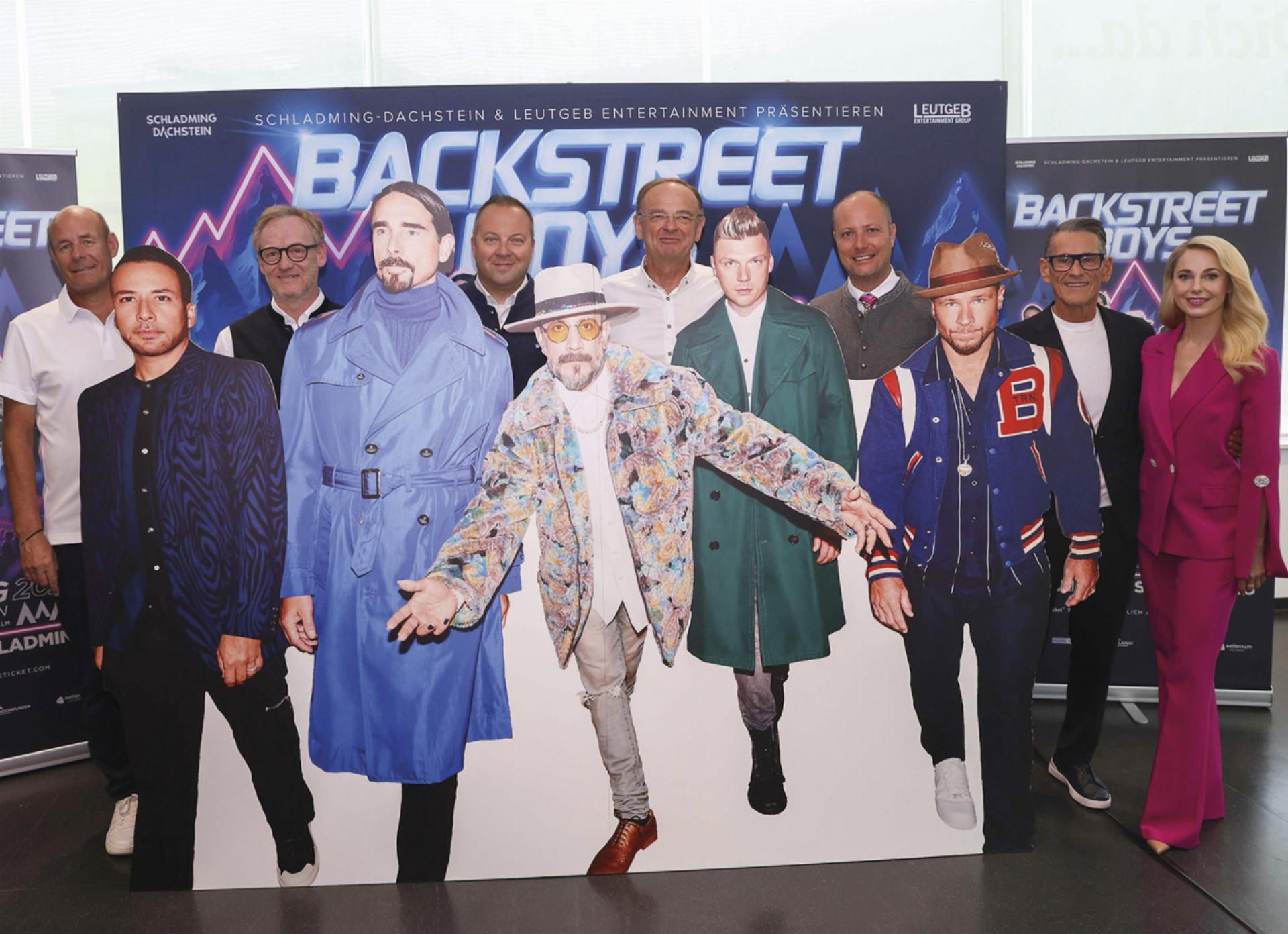 Skiberge-Geschäftsführer, Veranstalter und Tourismusverband-Vertreter präsentierten das Programm zum diesjährigen Ski-Opening in Schlad ming. Die Backstreet Boys (Pappkameraden am Bild) grüßten per Video-Botschaft. Foto: Daniel Scharinger