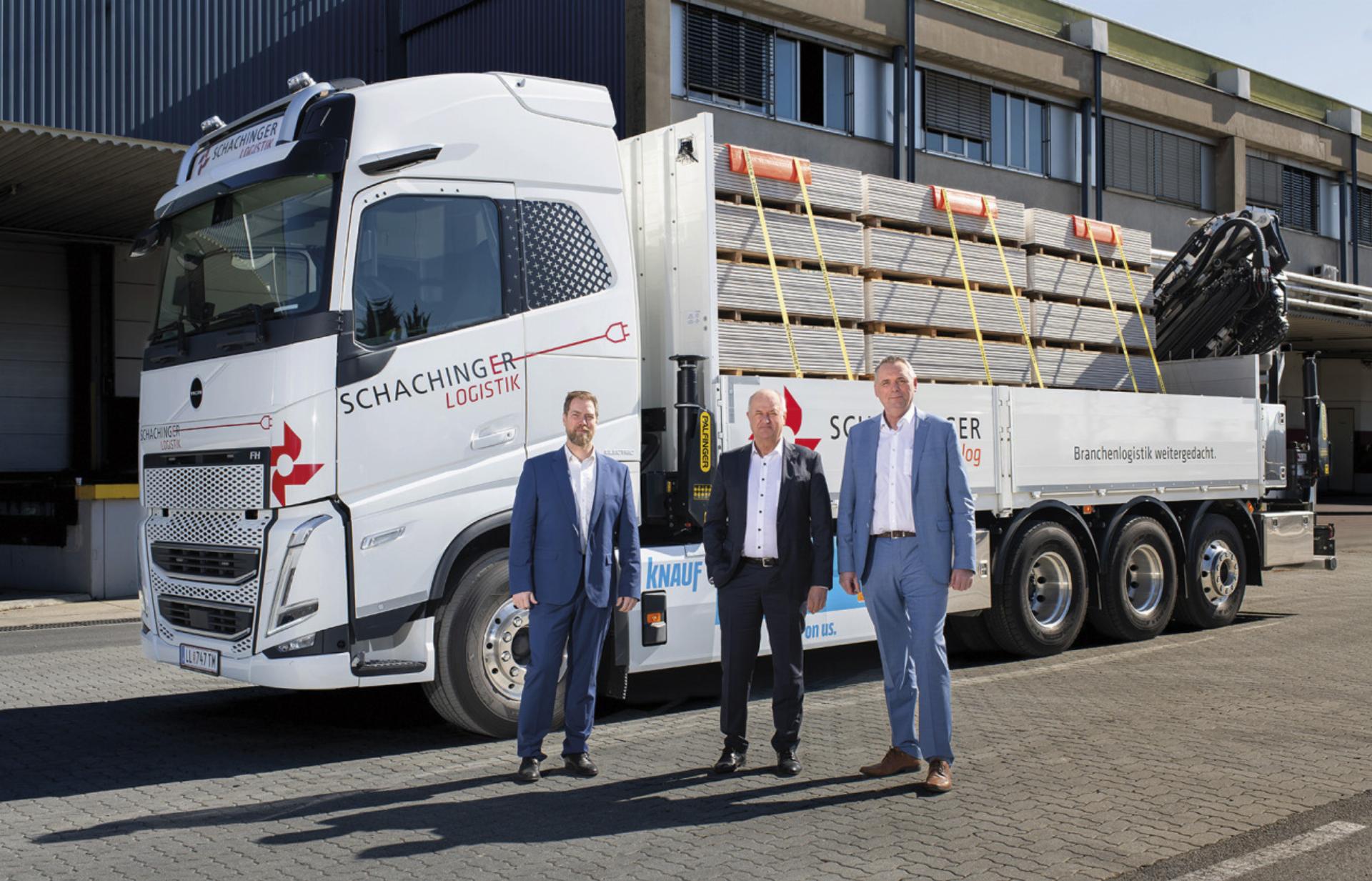 Florian Gaisbauer, Leiter Hochtransport bei Schachinger Baulogistik, Herbert Moser, Leiter der Logistik Knauf GmbH, und Klaus Ahamer, Leiter Baulogistik bei Schachinger, vor dem Volvo FH Electric. 
Foto: Caio Kauffmann