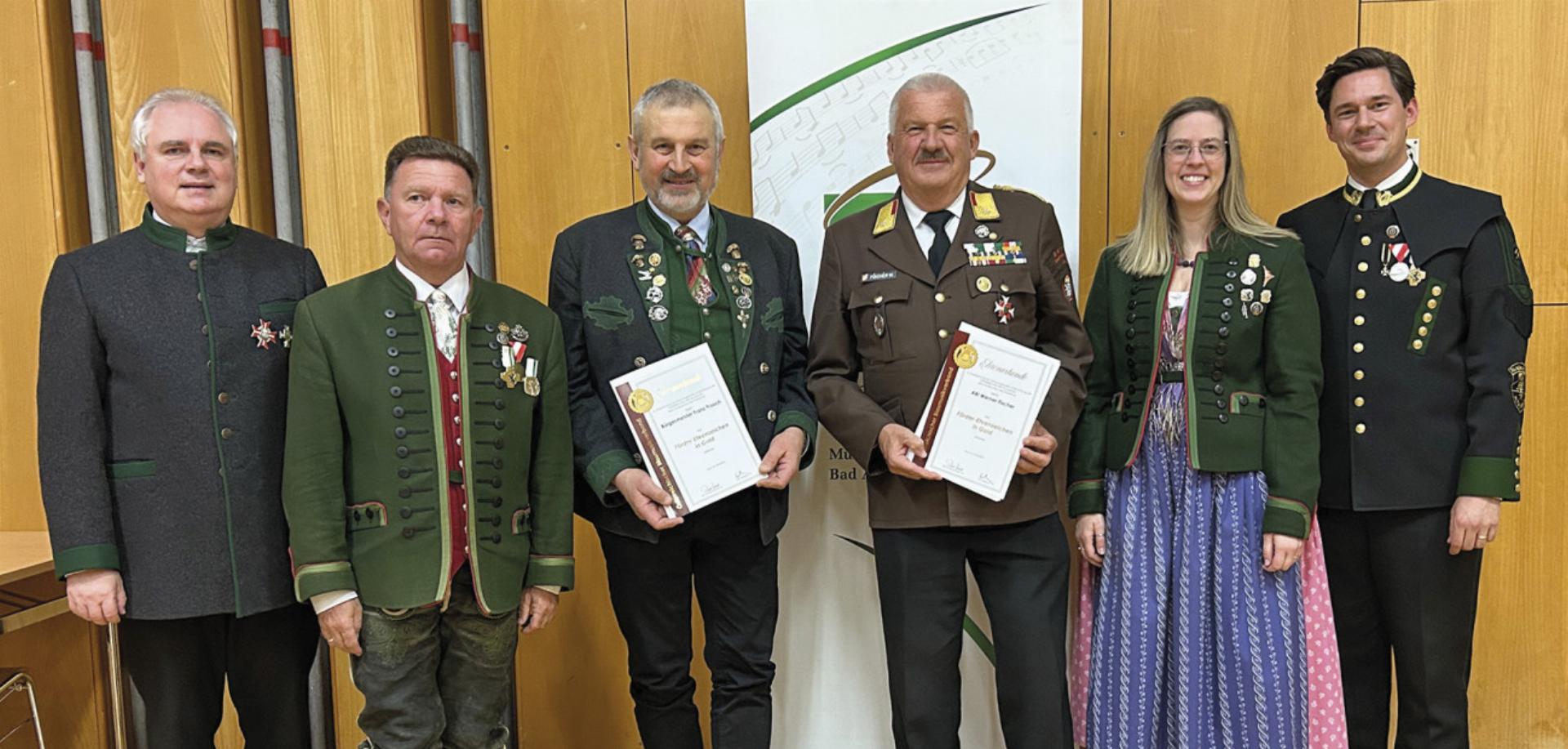 Bgm. Franz Frosch und ABI Werner Fischer erhielten vom Musikbezirk Bad Aussee das „Förder-Ehrenzeichen“ in Gold. Foto: o.K.