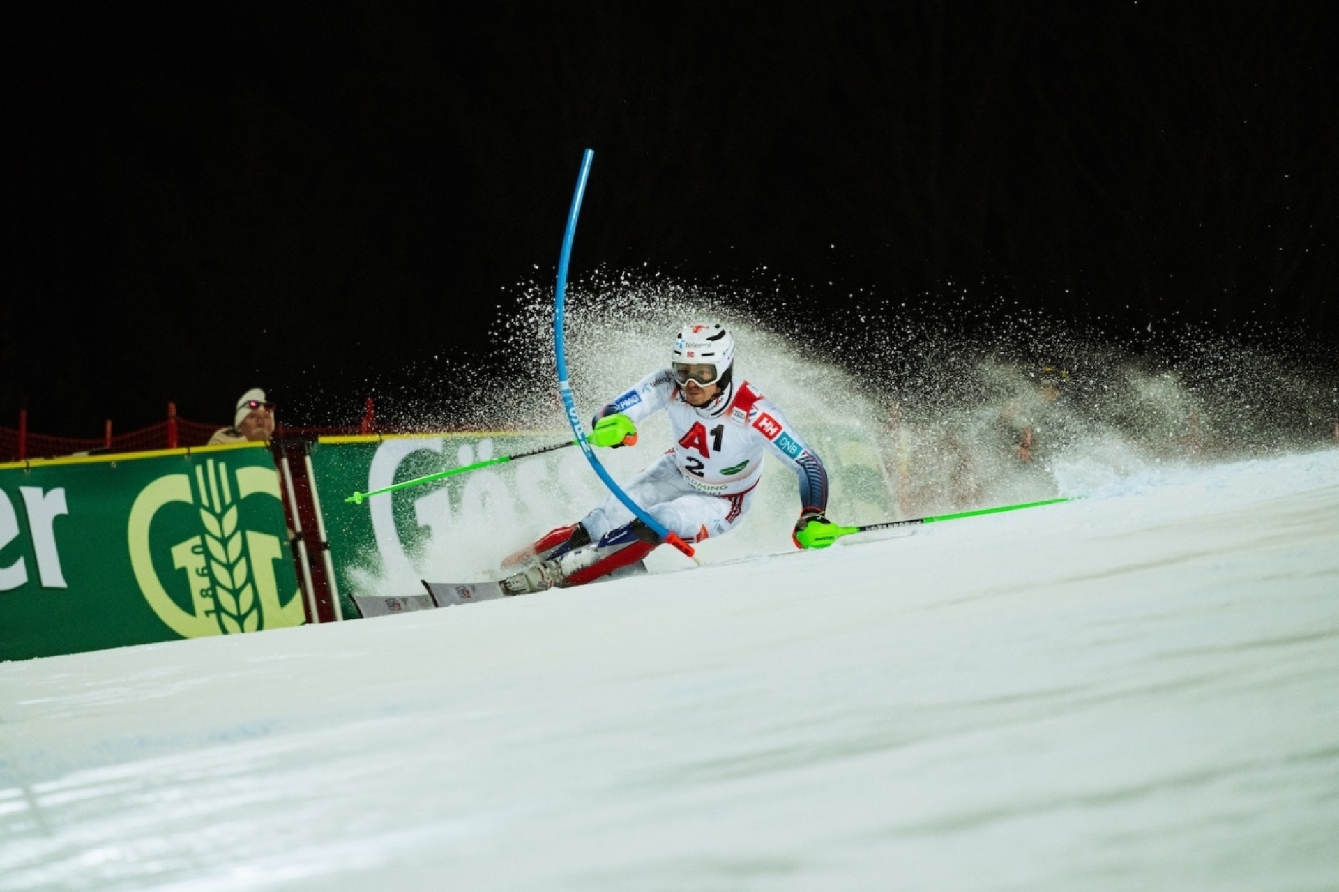Henrik Kristoffersen gewinnt zum fünften Mal das Nightrace in Schladming. Damit ist er alleiniger Rekordhalter. Als sein Sieg feststeht, kann er Tränen der Freude nicht mehr im Zaum halten. Foto: Niko Opetnik - Das Bild wird blockiert. – Möglicherweise durch einen aktiven Adblocker.