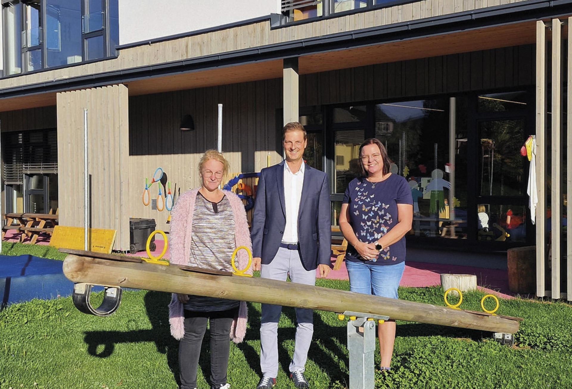 Freuen sich über den Zubau: Kindergartenleiterin Susanne Puchbauer-Schnabel, Bürgermeister Thomas Reingruber sowie die stellvertretende Kindergartenleiterin Karin Klinglhuber-Grießer.

Foto: Marktgemeinde Gröbming