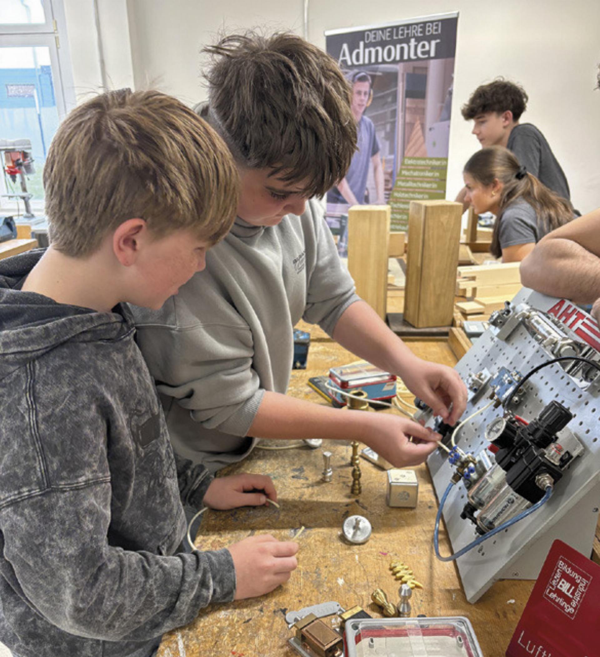 Von Bienen bis Robotik: MINT-Tage begeistern Schüler - Das Bild wird blockiert. – Möglicherweise durch einen aktiven Adblocker.