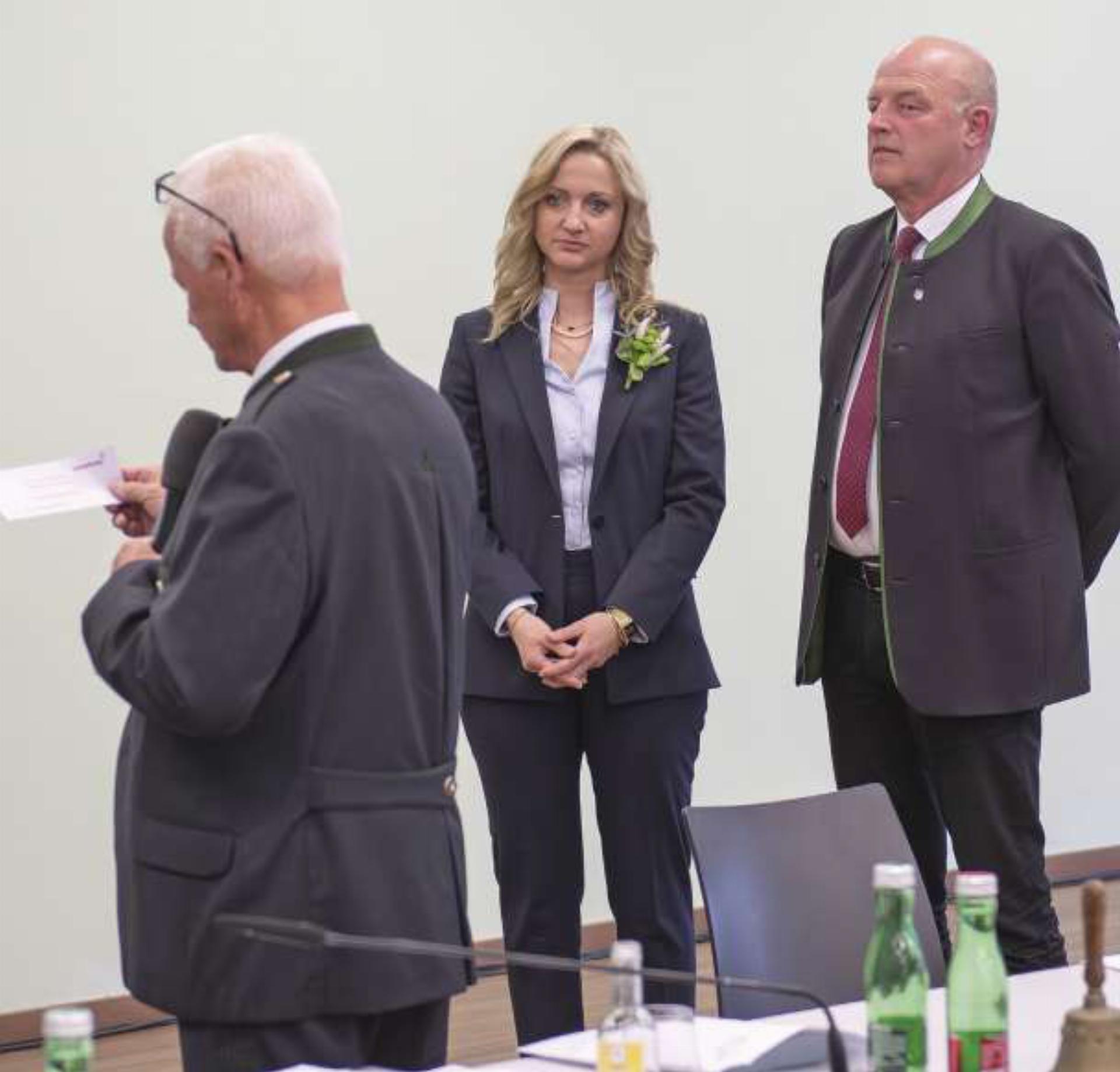 Wenige Momente bevor Wolfgang Pitzer das Ergebnis bekanntgab, lag pure Anspannung in der Luft. Das Los fiel auf Hermann Trinker (rechts), Eva-Maria Kroismayr-Baier (links) hatte das Nachsehen. Foto: Ennstaler