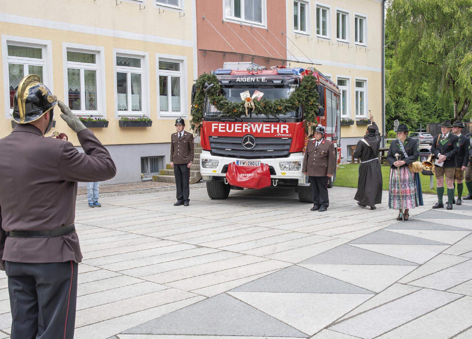 Großer Festakt: Der moderne Mercedes Atego HLF2 ersetzt das 30 Jahre alte Vorgängerfahrzeug. Foto: Franz Gruber-Veit