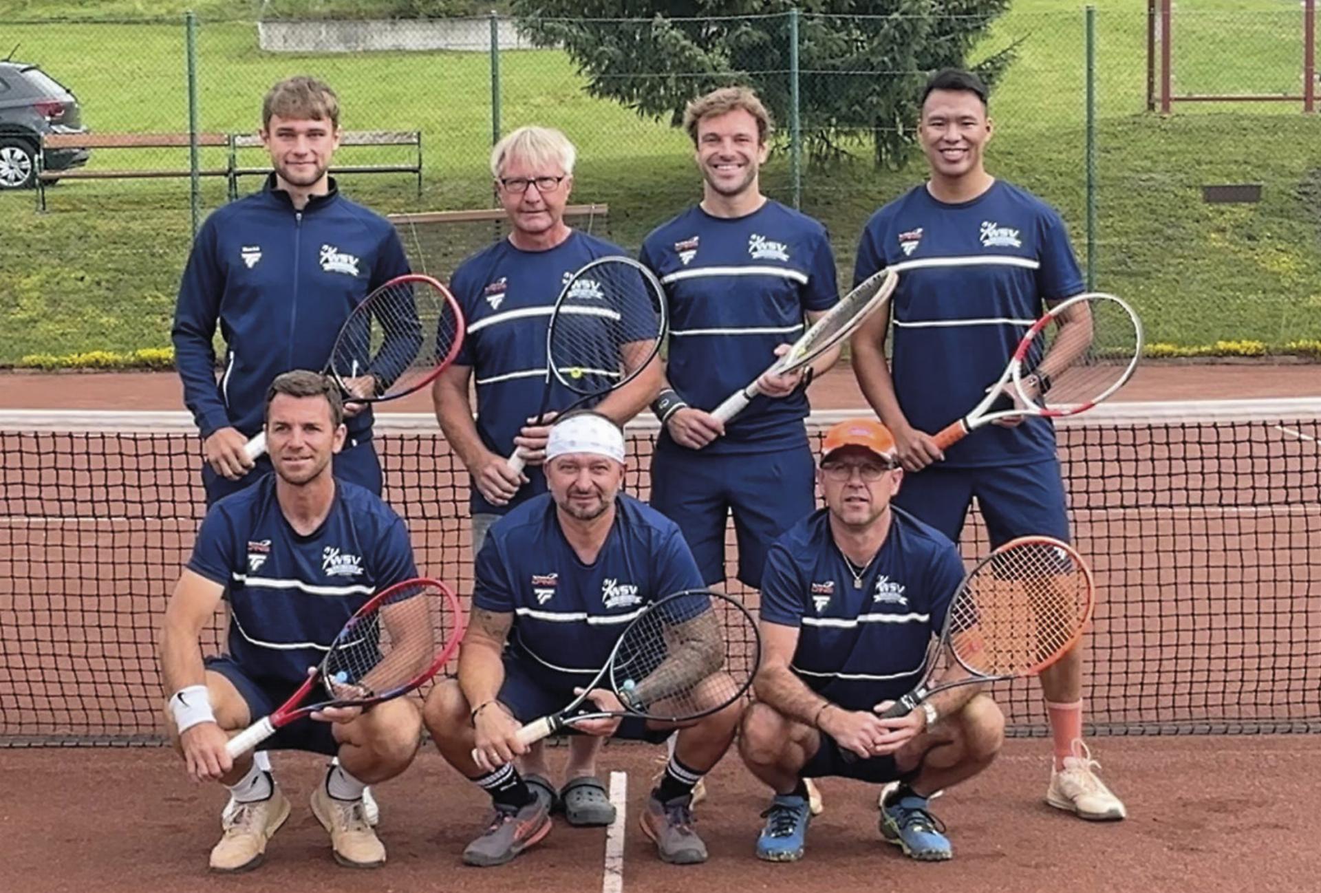 Die Tennis-Mannschaft „Herren 1“ des WSV Liezen schaffte den Aufstieg in die 2. Klasse. Foto: o.K.