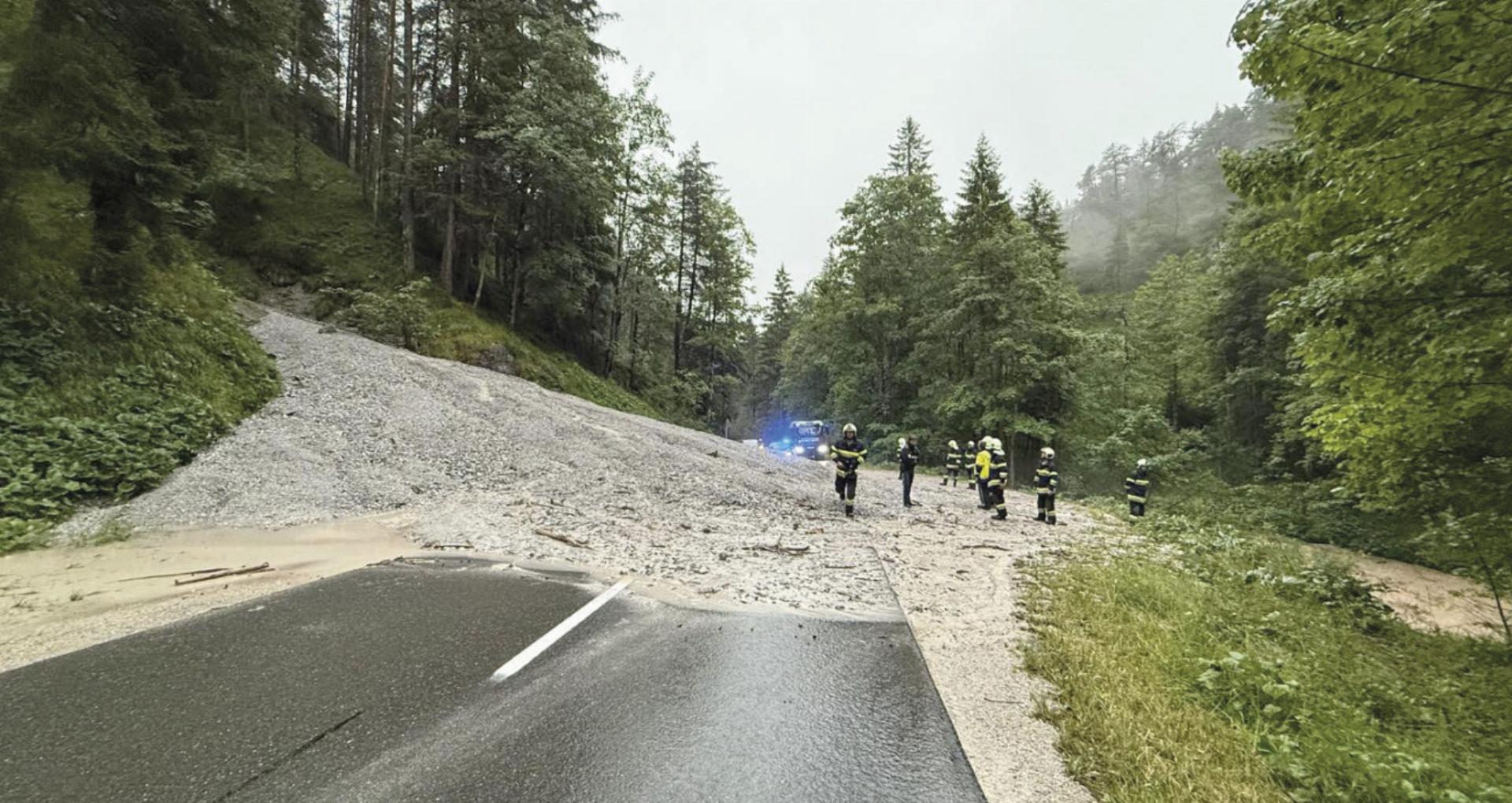 Murenabgang auf der Rössingstraße bei Haus/Ennstal. 
Foto: FF Weißenbach/H.