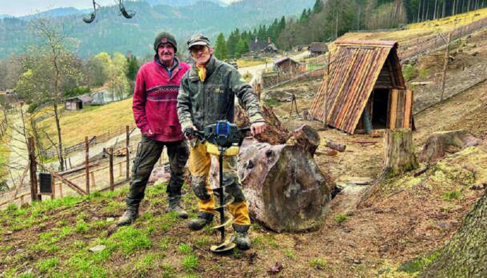 Die Arbeiten im Wolfsgehege biegen in die Zielgerade: Josef Kühberger und Uwe Raith (v.l.) arbeiten an der Fertigstellung des neuen Geheges. Foto: Kaserer