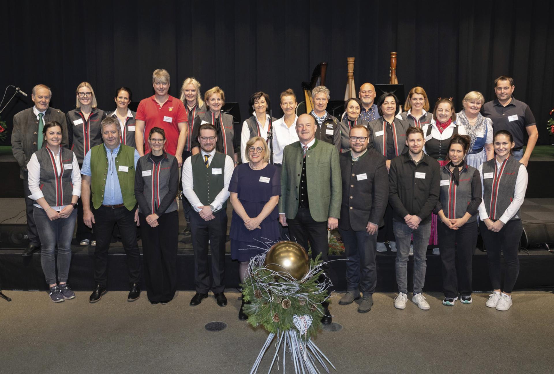 Bgm. Hermann Trinker mit seinem Team aus Gemeinderäten und Mitarbeitern.

Foto: Martin Huber