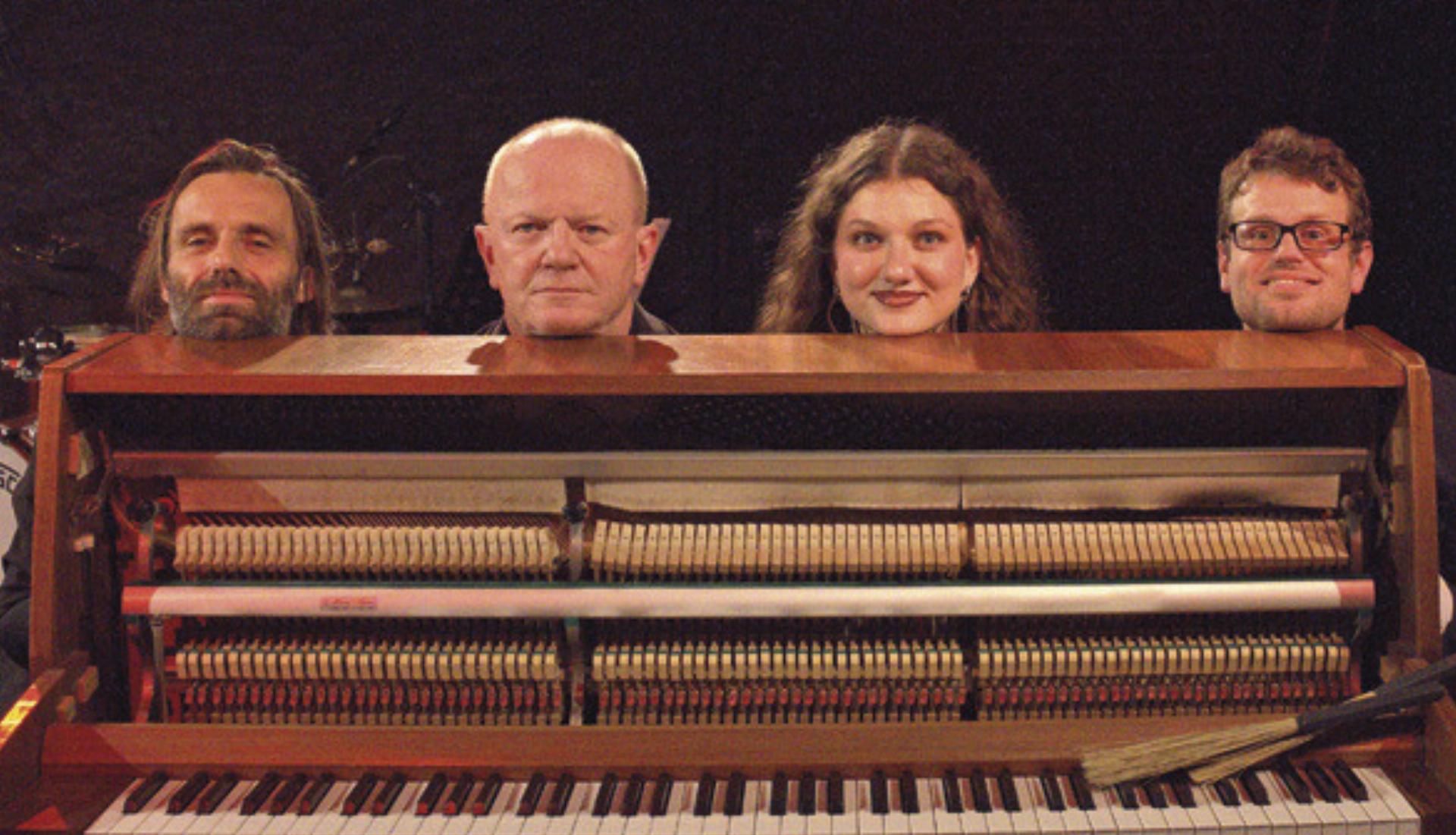 Ein buntes musikalisches und humorvolles Programm präsentiert Edi Jäger, gemeinsam mit drei jungen Künstlern, mit einer Kombination aus Musik, Kabarett und Komik.

Foto: Sophie Fröhlich - Das Bild wird blockiert. – Möglicherweise durch einen aktiven Adblocker.