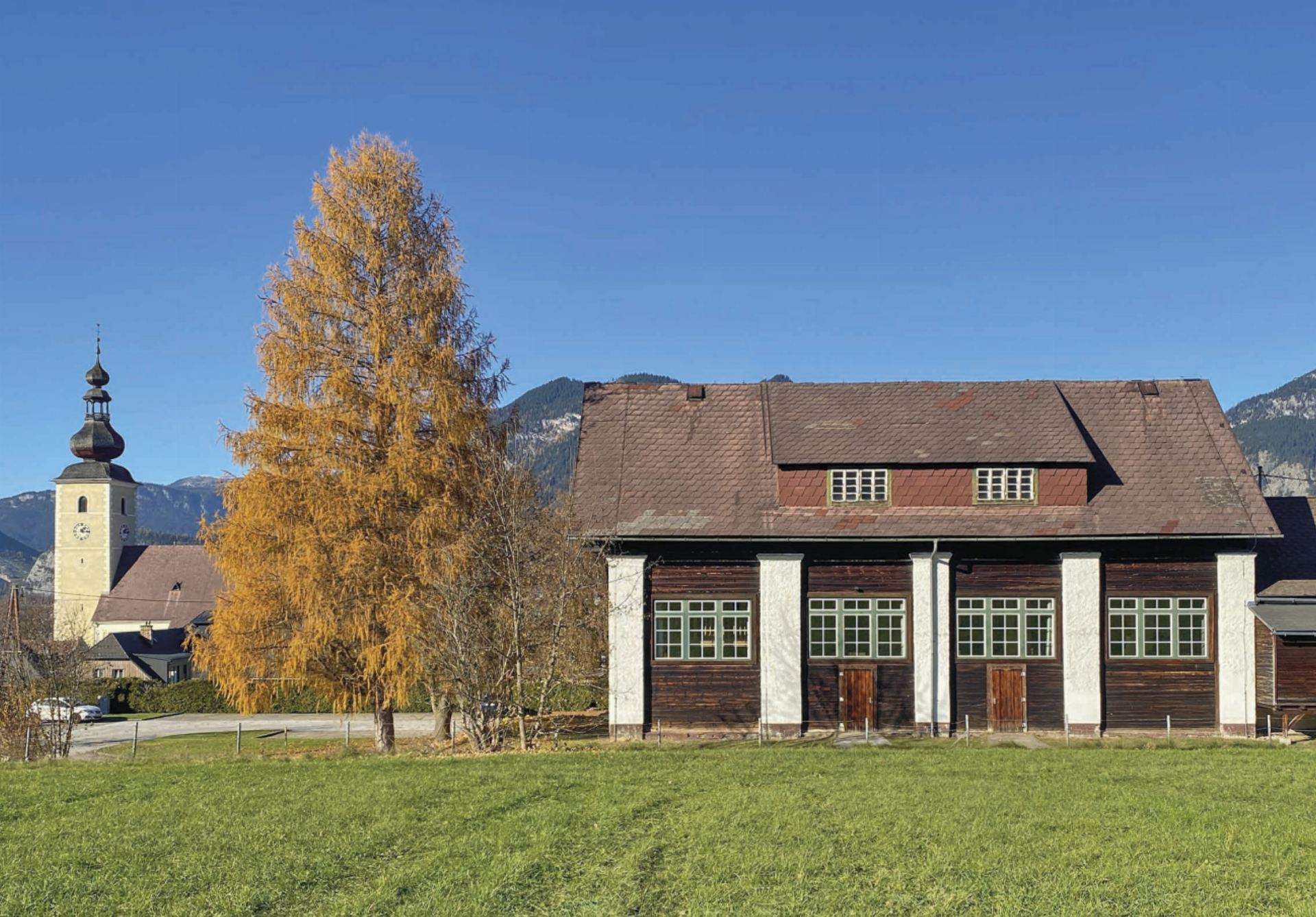 Die um 1930 erbaute Festhalle prägt seit Generationen das Irdninger Ortsbild. Nun steht die Entscheidung über Abriss oder Sanierung bevor.
Foto: Ennstaler - Das Bild wird blockiert. – Möglicherweise durch einen aktiven Adblocker.