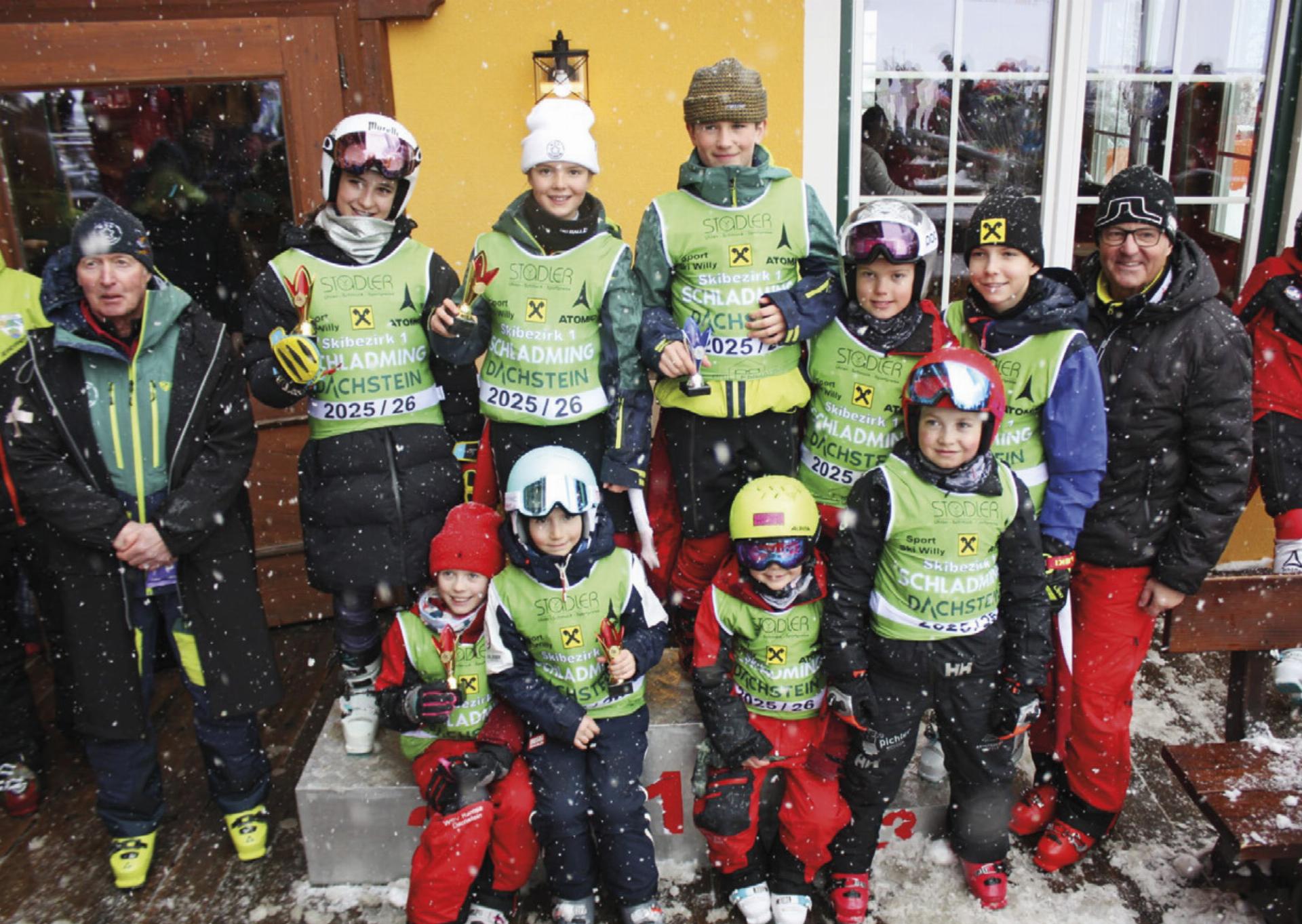 Die Führenden im grünen Trikot – strahlende Gesichter beim Skinachwuchs. - Das Bild wird blockiert. – Möglicherweise durch einen aktiven Adblocker.