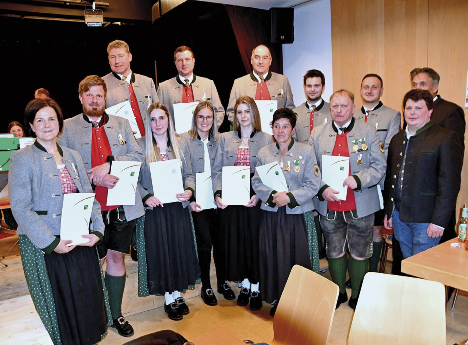 Die Geehrten mit Marcel Perhab und Bürgermeister Werner Schwab (rechts).

Foto: o.K. - Das Bild wird blockiert. – Möglicherweise durch einen aktiven Adblocker.