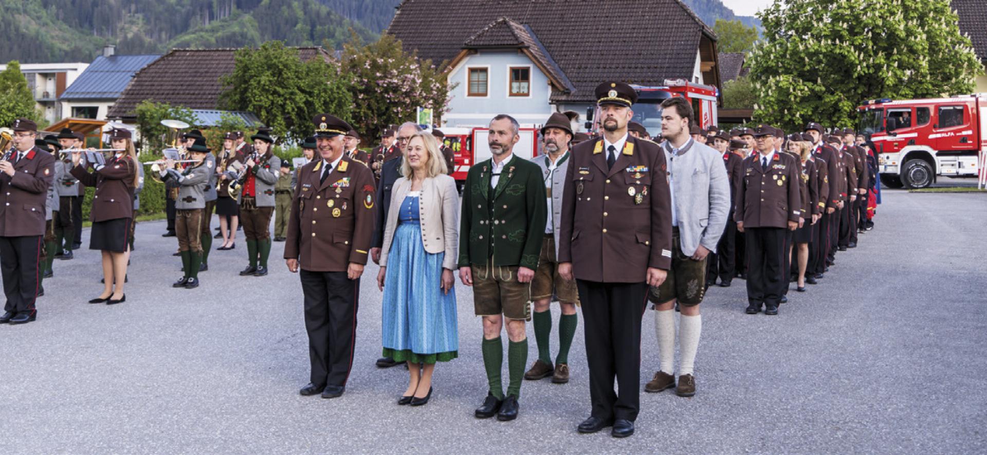 Im Zeichen des heiligen Florian: Mit musikalischer Begleitung feierten die Admonter Feuerwehren den Florianitag. 
Foto: FF