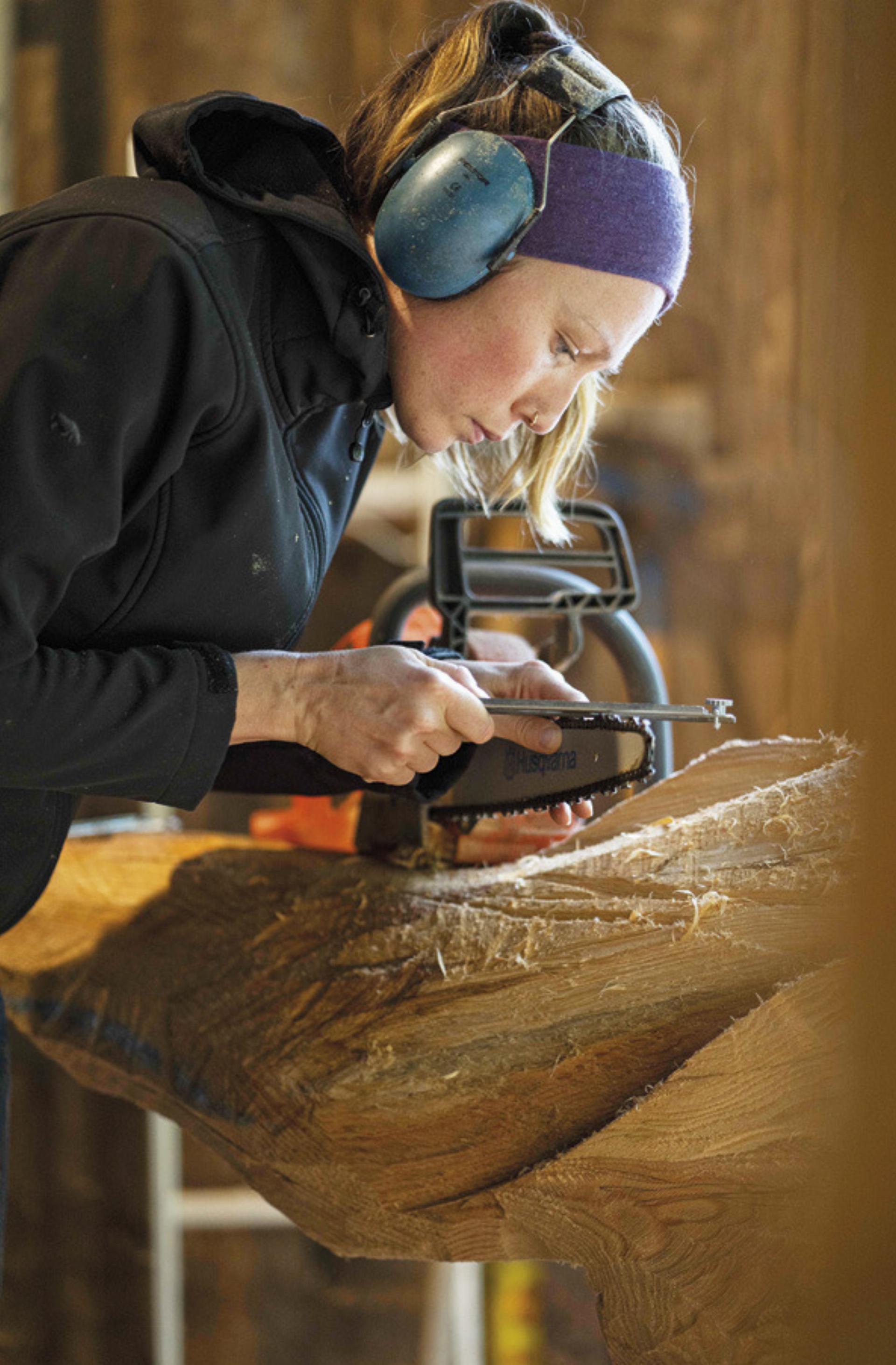 Ein Wechselspiel aus Inspiration, Ausführung und Reflexion: Mizzi Pur formt aus ihrem bevorzugten Rohstoff Holz meterhohe Skulpturen. Foto: Susanne Einzenberger