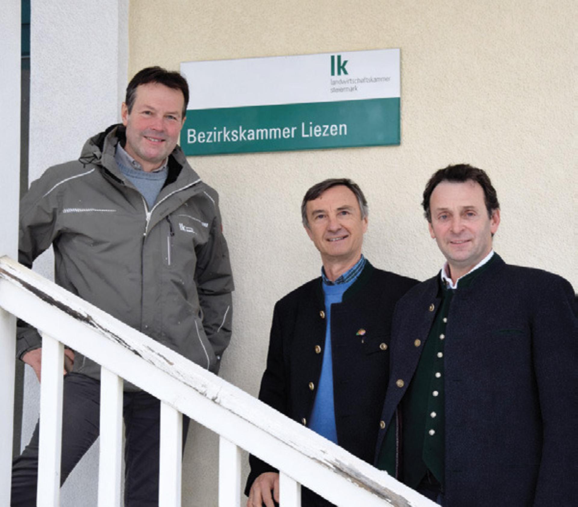 Ein Blick hinter die Kulissen der Landwirtschaftskammer des Bezirkes Liezen mit Kammerobmann-Stellvertreter Johannes Zeiler, Kammersekretär Herwig Stocker und Kammerobmann Peter Kettner (v.l.). Foto: Tritscher - Das Bild wird blockiert. – Möglicherweise durch einen aktiven Adblocker.