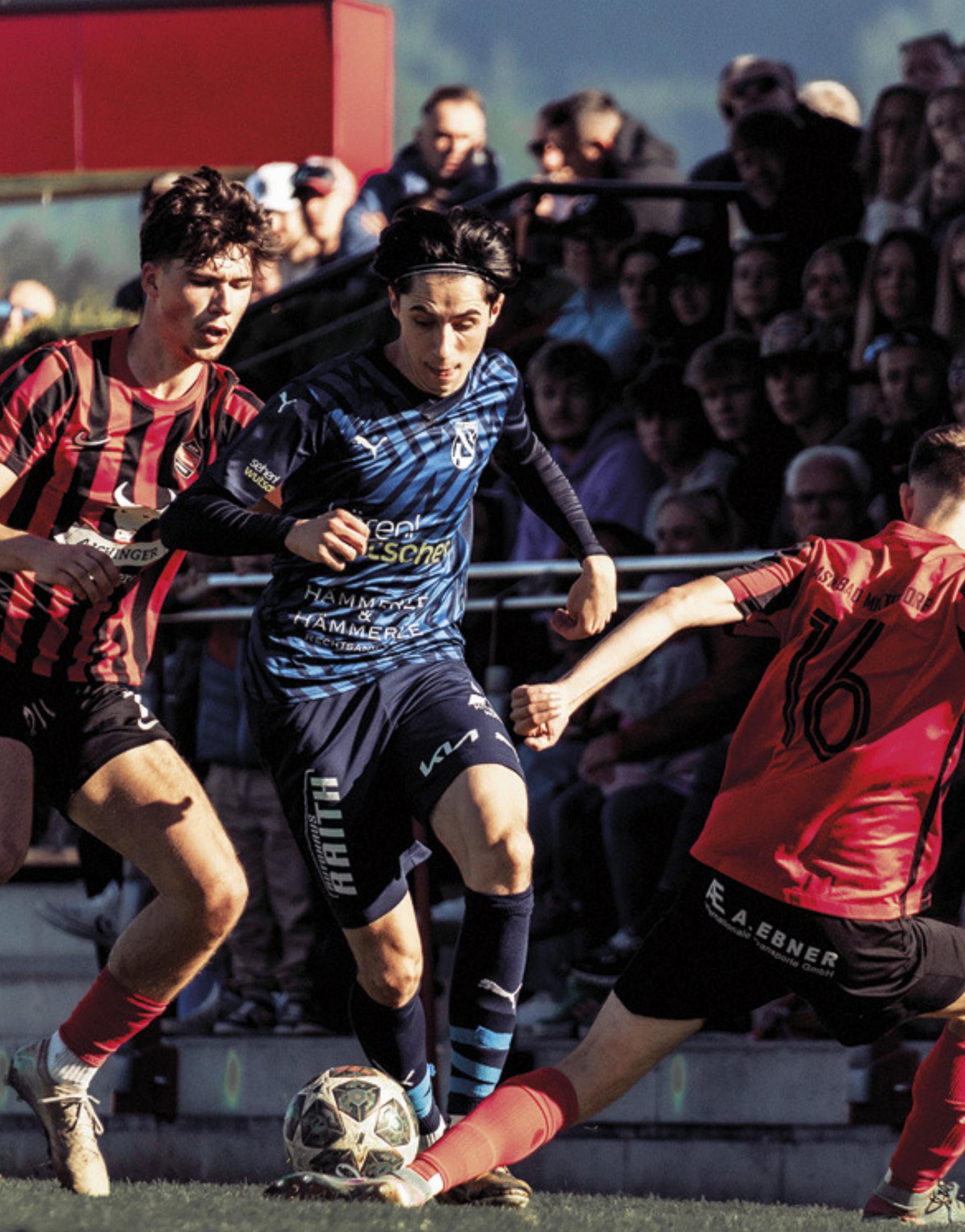 Irdnings Dario Biljesko im Kampf mit zwei Bad-Mitterndorf-Spielern. Foto: o.K.
