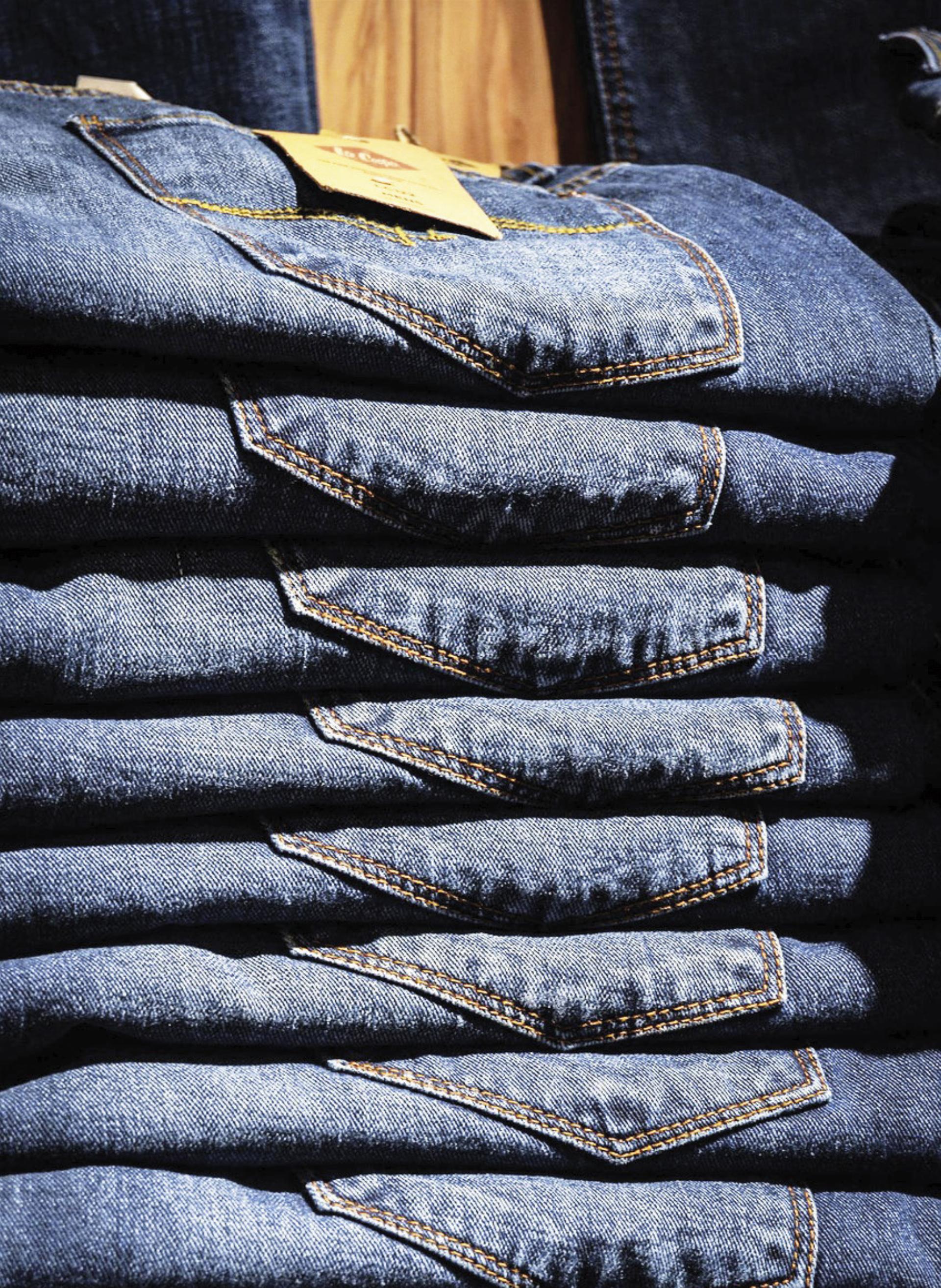 Bevor die Jeans im Laden liegt, muss sie einen weiten Weg zurücklegen.