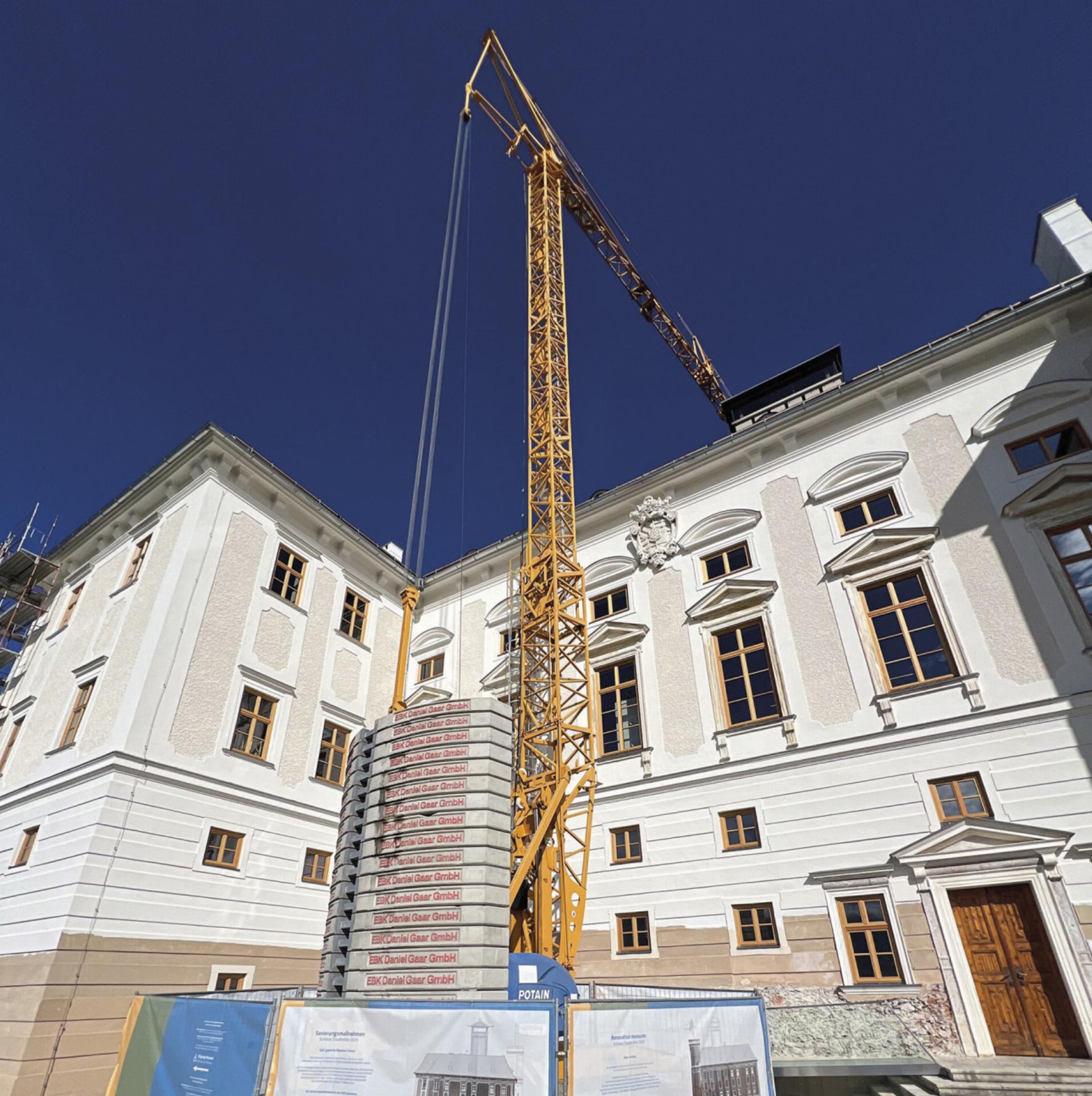 An der Süd- und Ostfassade des Schlosses ist das Gerüst bereits abgebaut und die neue, hellere Fassade bereits sichtbar. Foto: K. Krenn